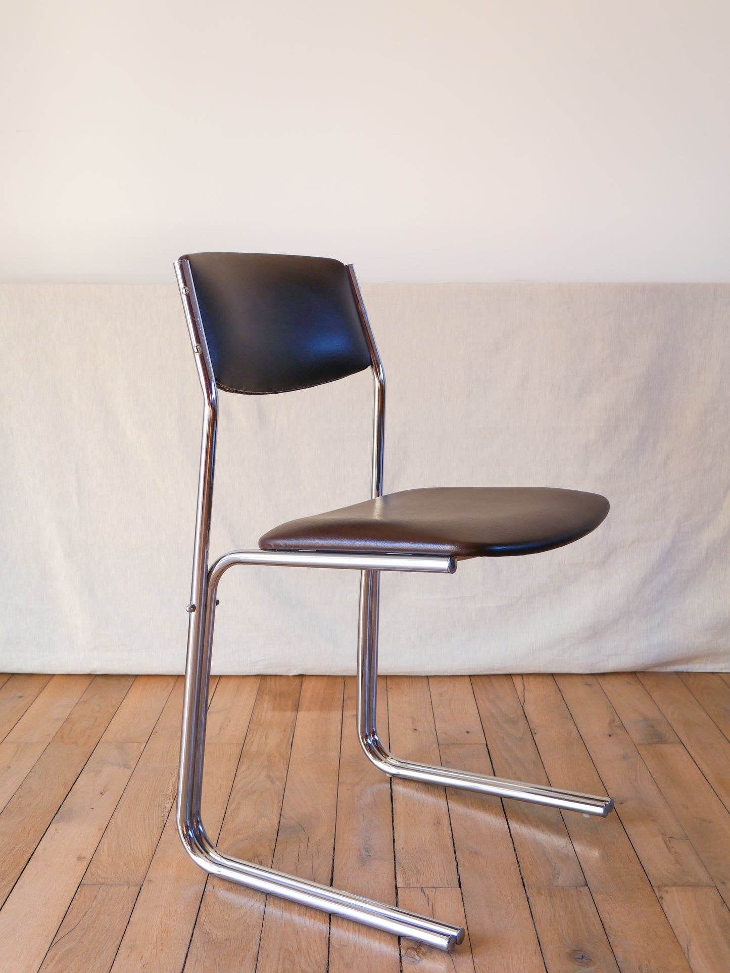 Chaise de bureau en skaï marron et pieds tubulaires chrome design 1970