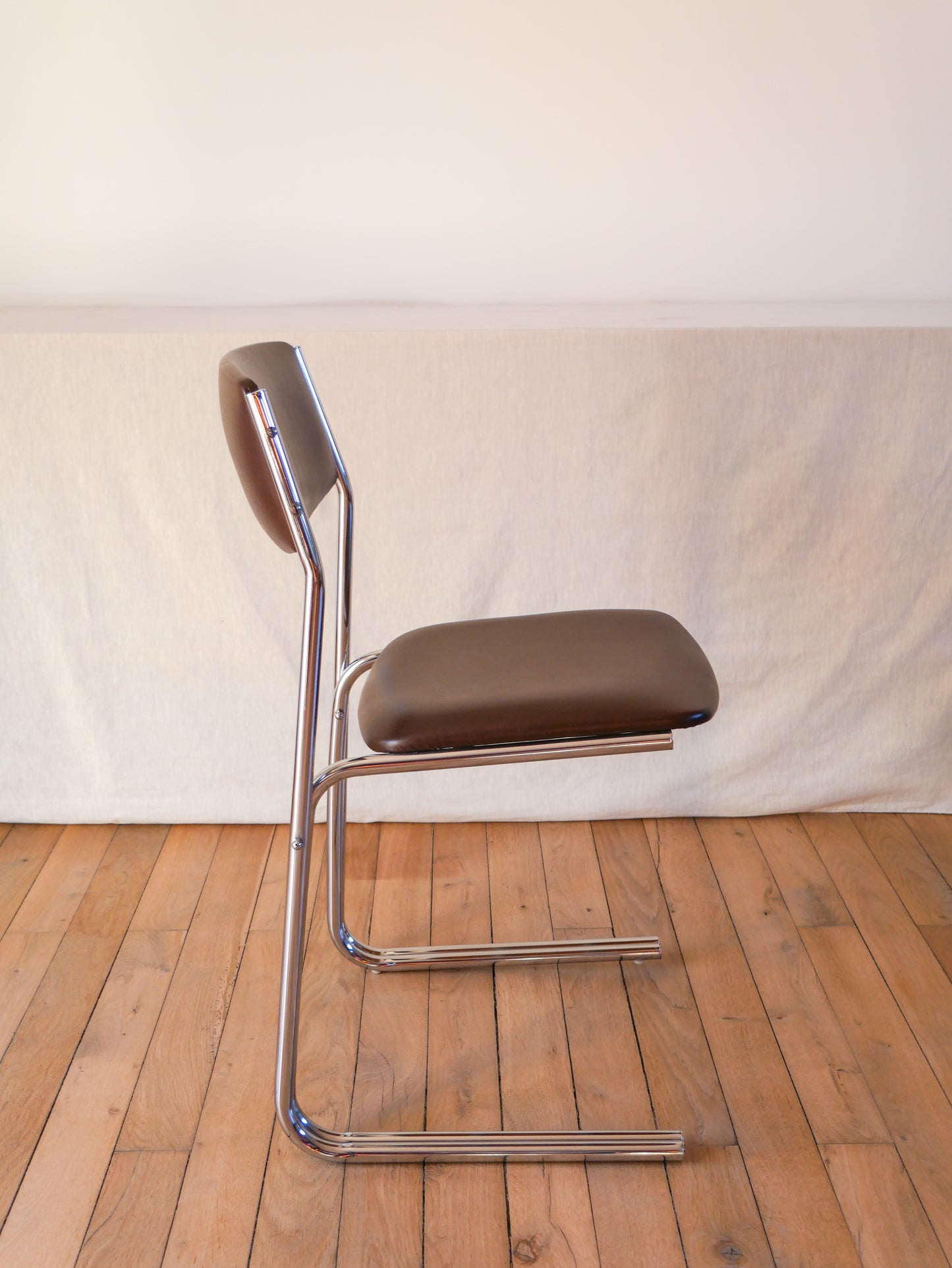 Chaise de bureau en skaï marron et pieds tubulaires chrome design 1970