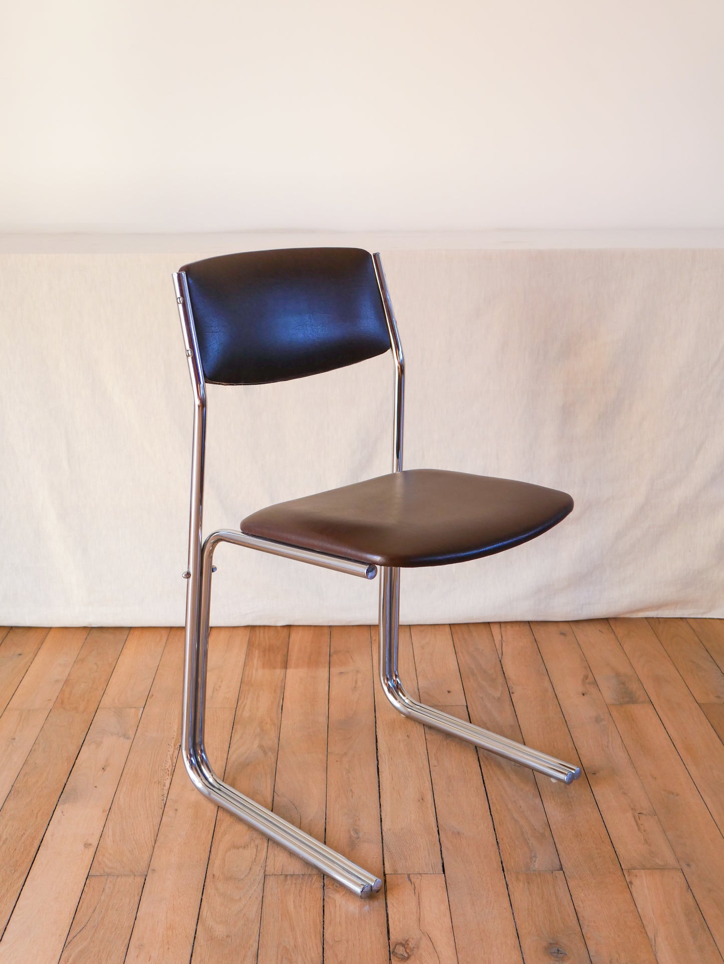 Chaise de bureau en skaï marron et pieds tubulaires chrome design 1970