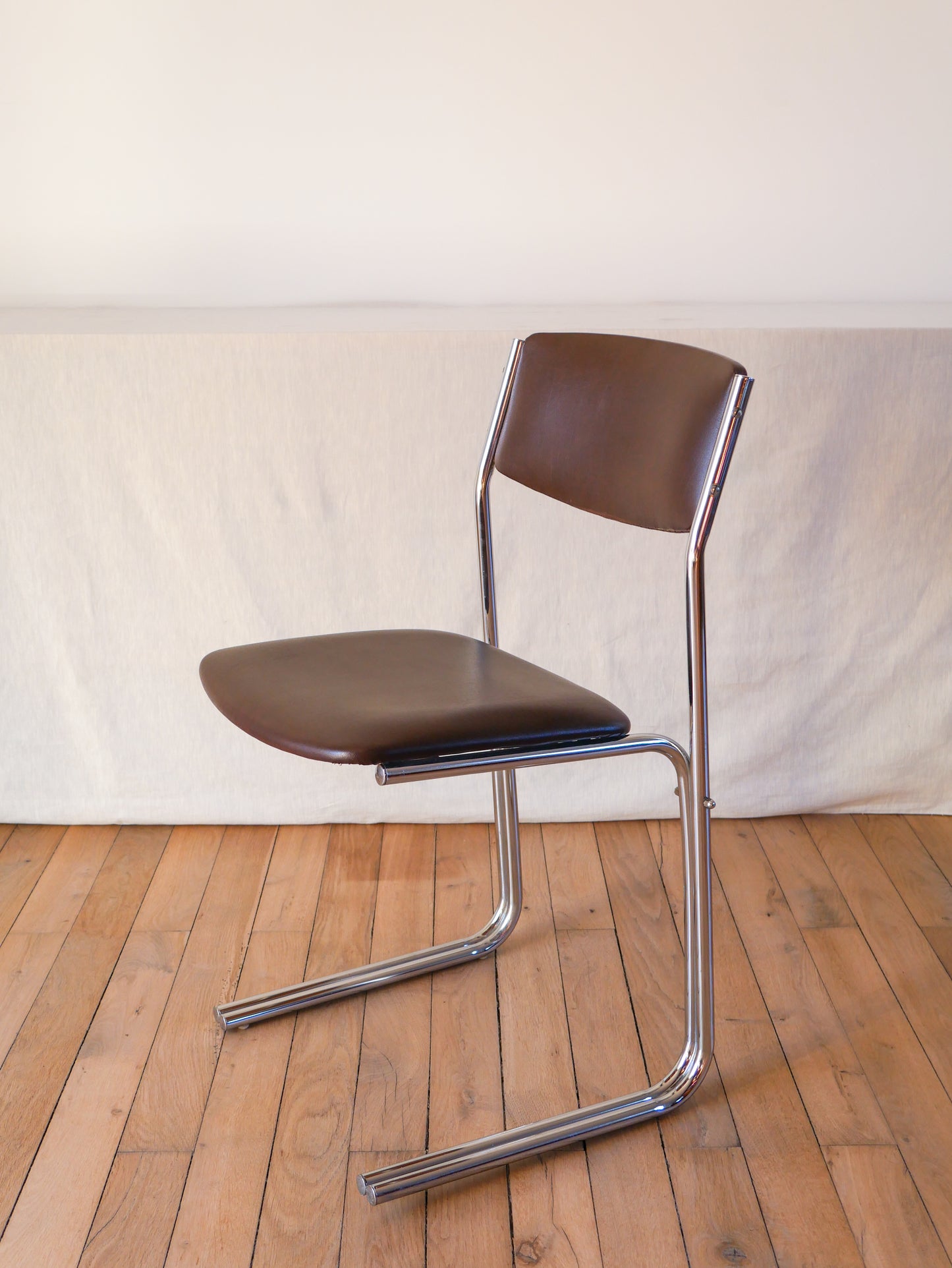 Chaise de bureau en skaï marron et pieds tubulaires chrome design 1970