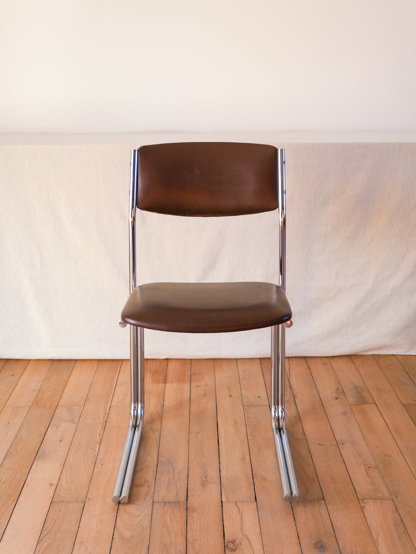 Chaise de bureau en skaï marron et pieds tubulaires chrome design 1970