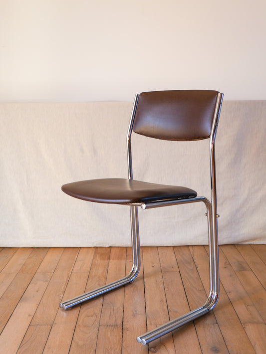 Chaise de bureau en skaï marron et pieds tubulaires chrome design 1970