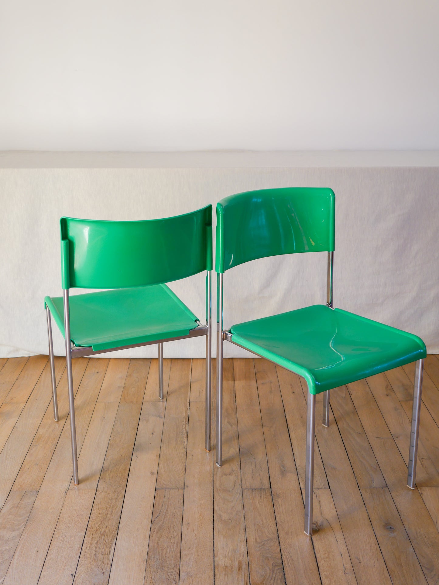 Paire de chaises plastique vert et pieds chromes mobilier international signé Lafargue 1970