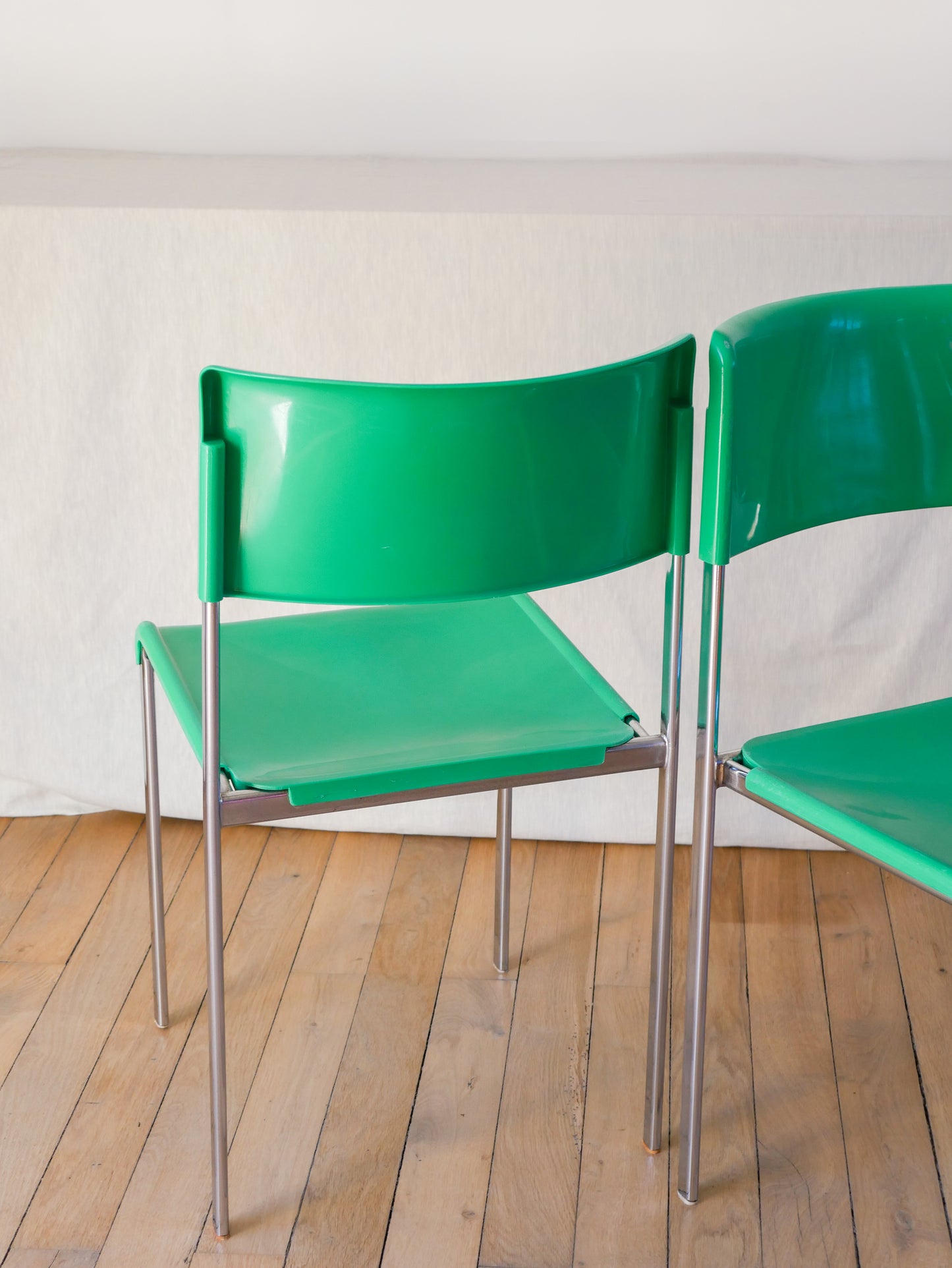 Paire de chaises plastique vert et pieds chromes mobilier international signé Lafargue 1970