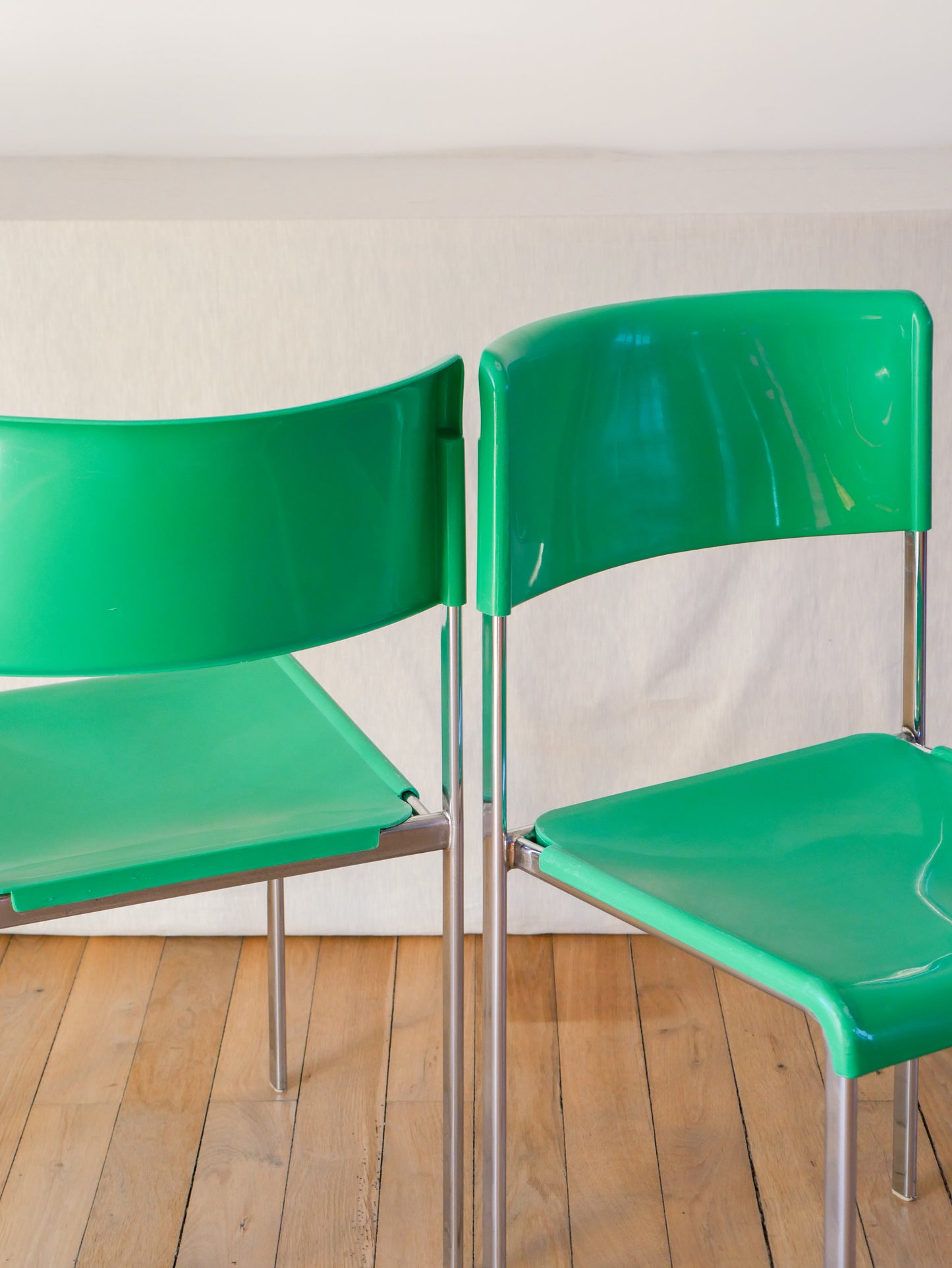 Paire de chaises plastique vert et pieds chromes mobilier international signé Lafargue 1970