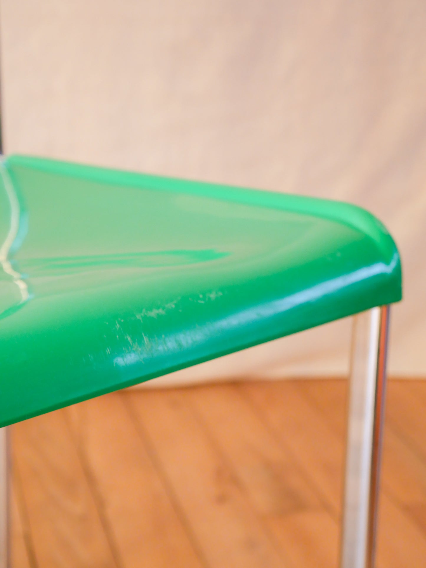 Paire de chaises plastique vert et pieds chromes mobilier international signé Lafargue 1970