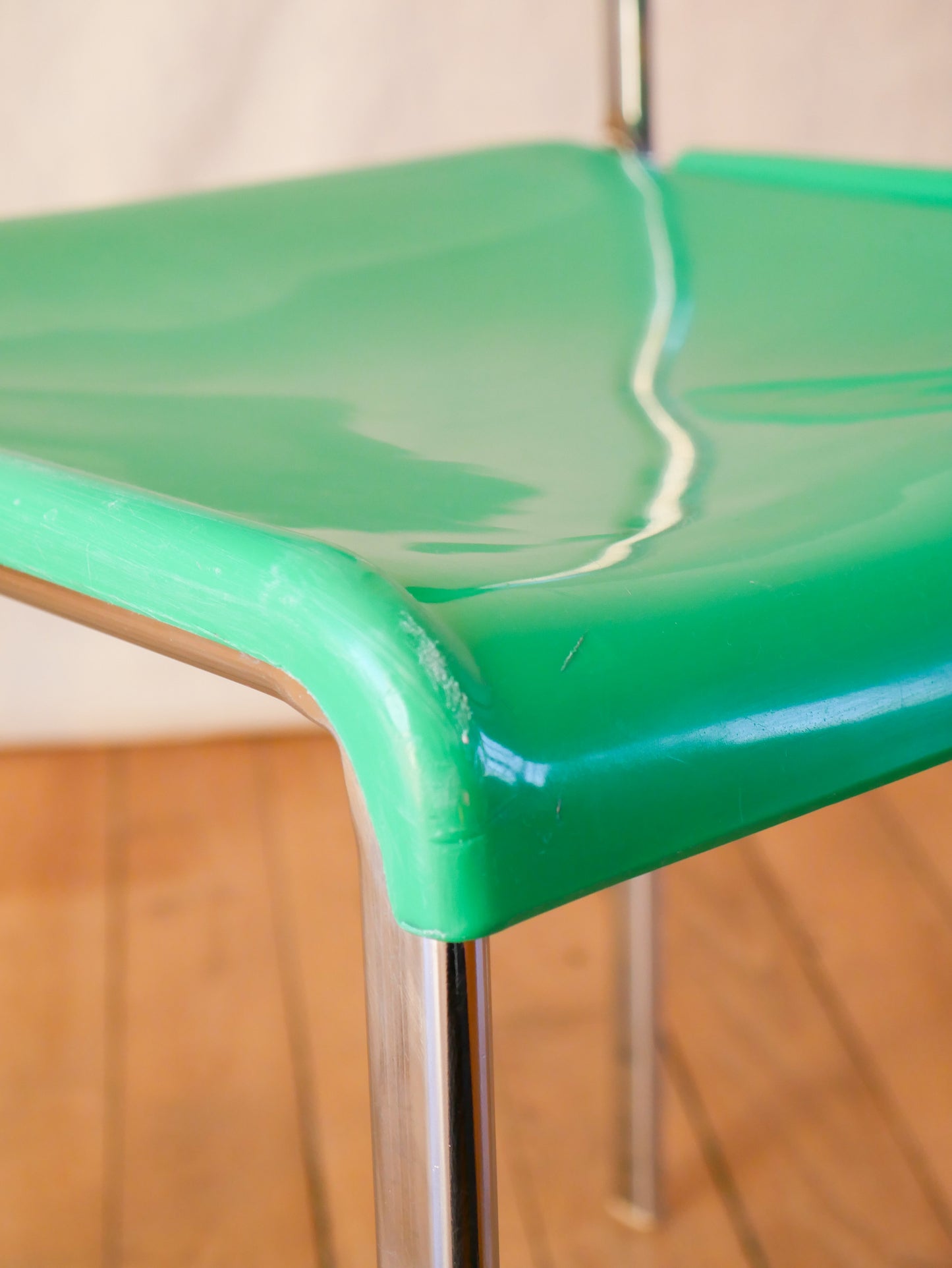 Paire de chaises plastique vert et pieds chromes mobilier international signé Lafargue 1970