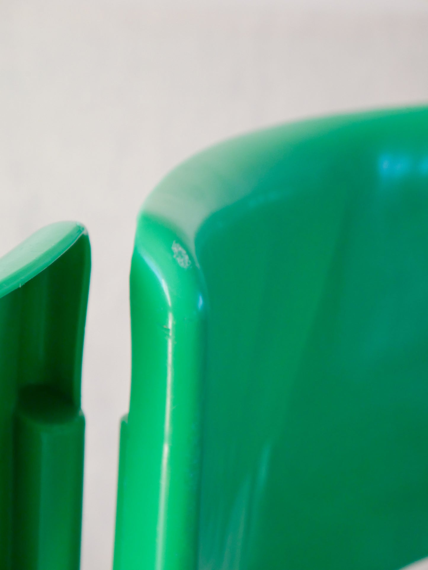 Paire de chaises plastique vert et pieds chromes mobilier international signé Lafargue 1970