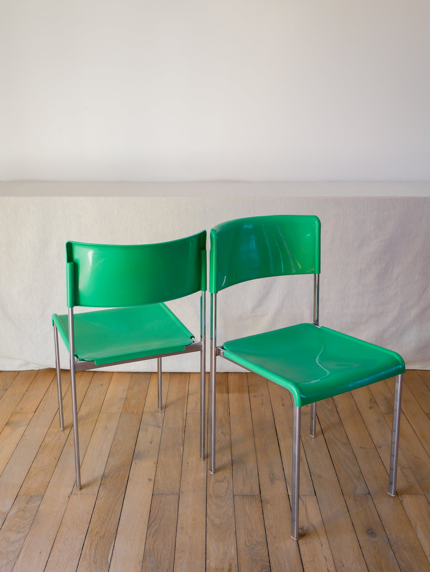 Paire de chaises plastique vert et pieds chromes mobilier international signé Lafargue 1970