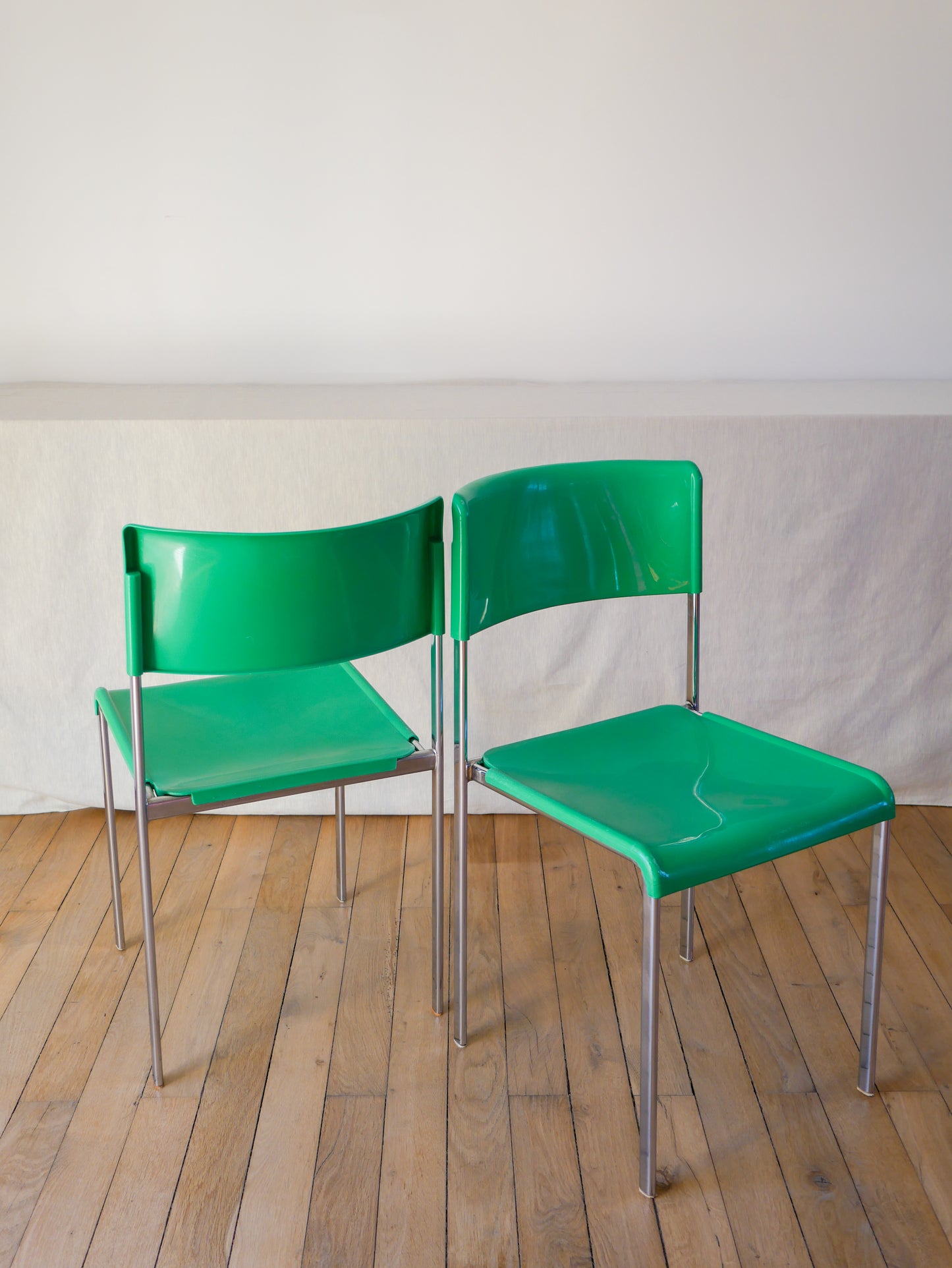 Paire de chaises plastique vert et pieds chromes mobilier international signé Lafargue 1970