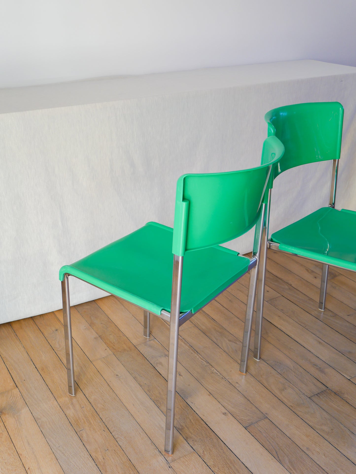 Paire de chaises plastique vert et pieds chromes mobilier international signé Lafargue 1970