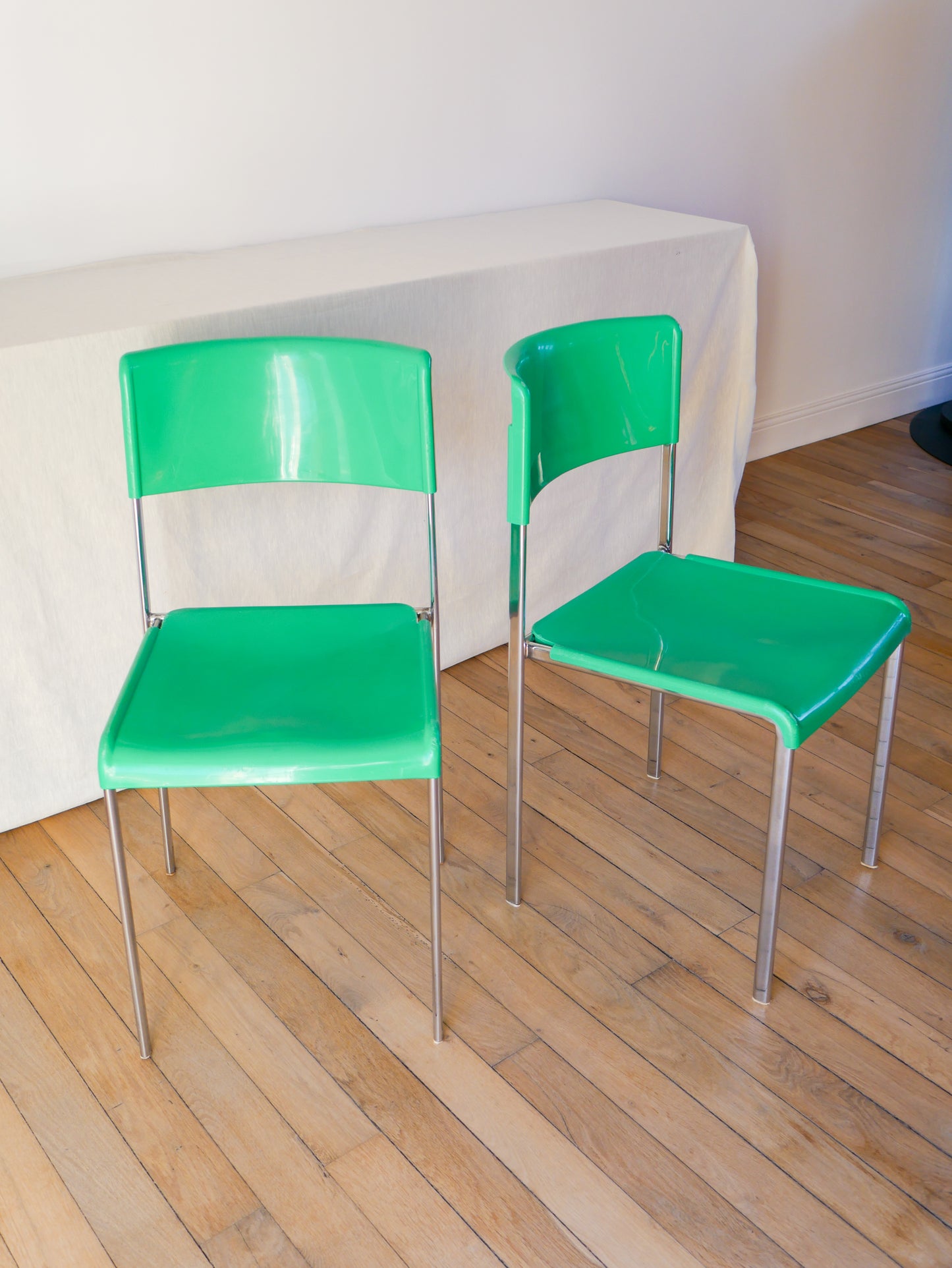 Paire de chaises plastique vert et pieds chromes mobilier international signé Lafargue 1970