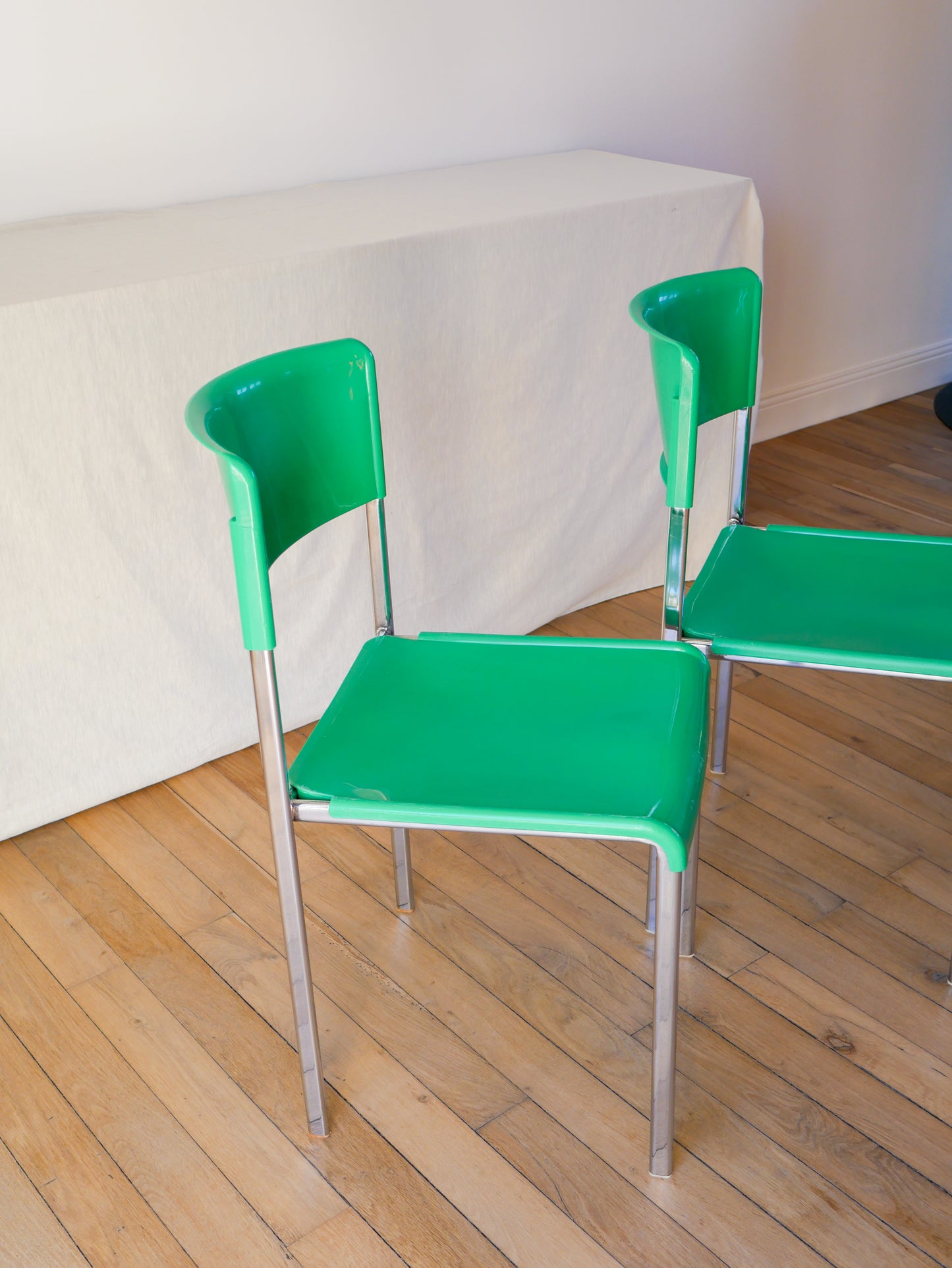 Paire de chaises plastique vert et pieds chromes mobilier international signé Lafargue 1970