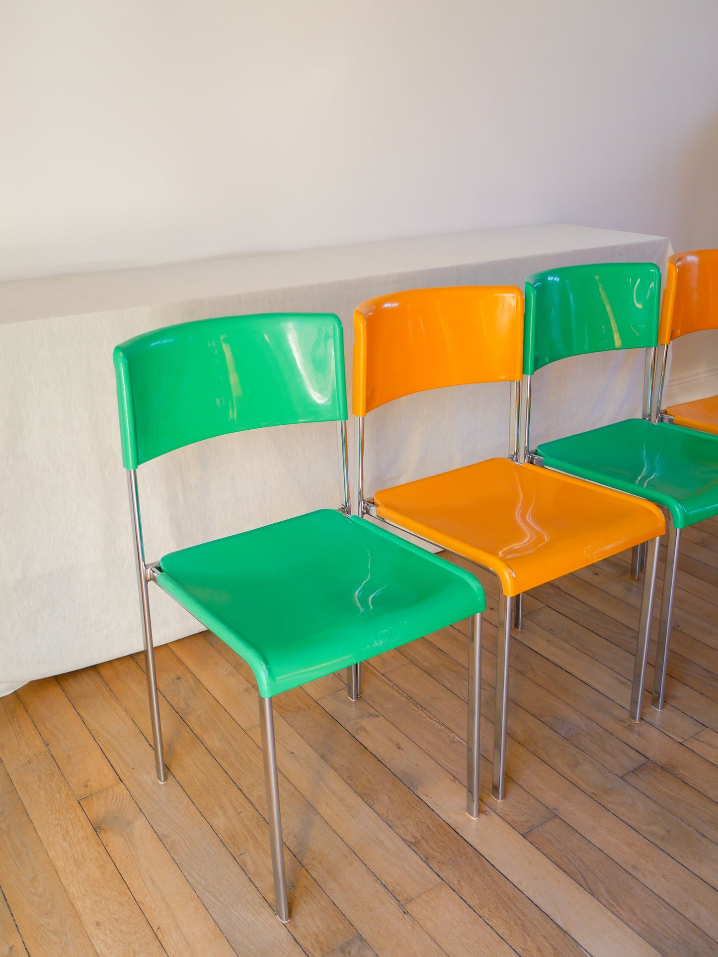 Paire de chaises plastique vert et pieds chromes mobilier international signé Lafargue 1970