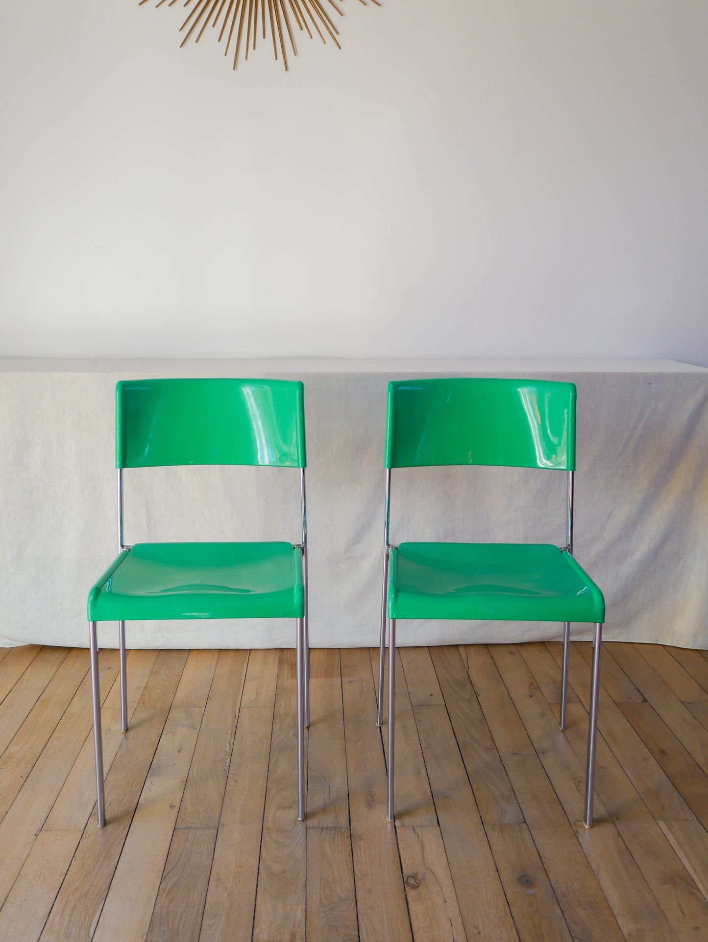 Paire de chaises plastique vert et pieds chromes mobilier international signé Lafargue 1970