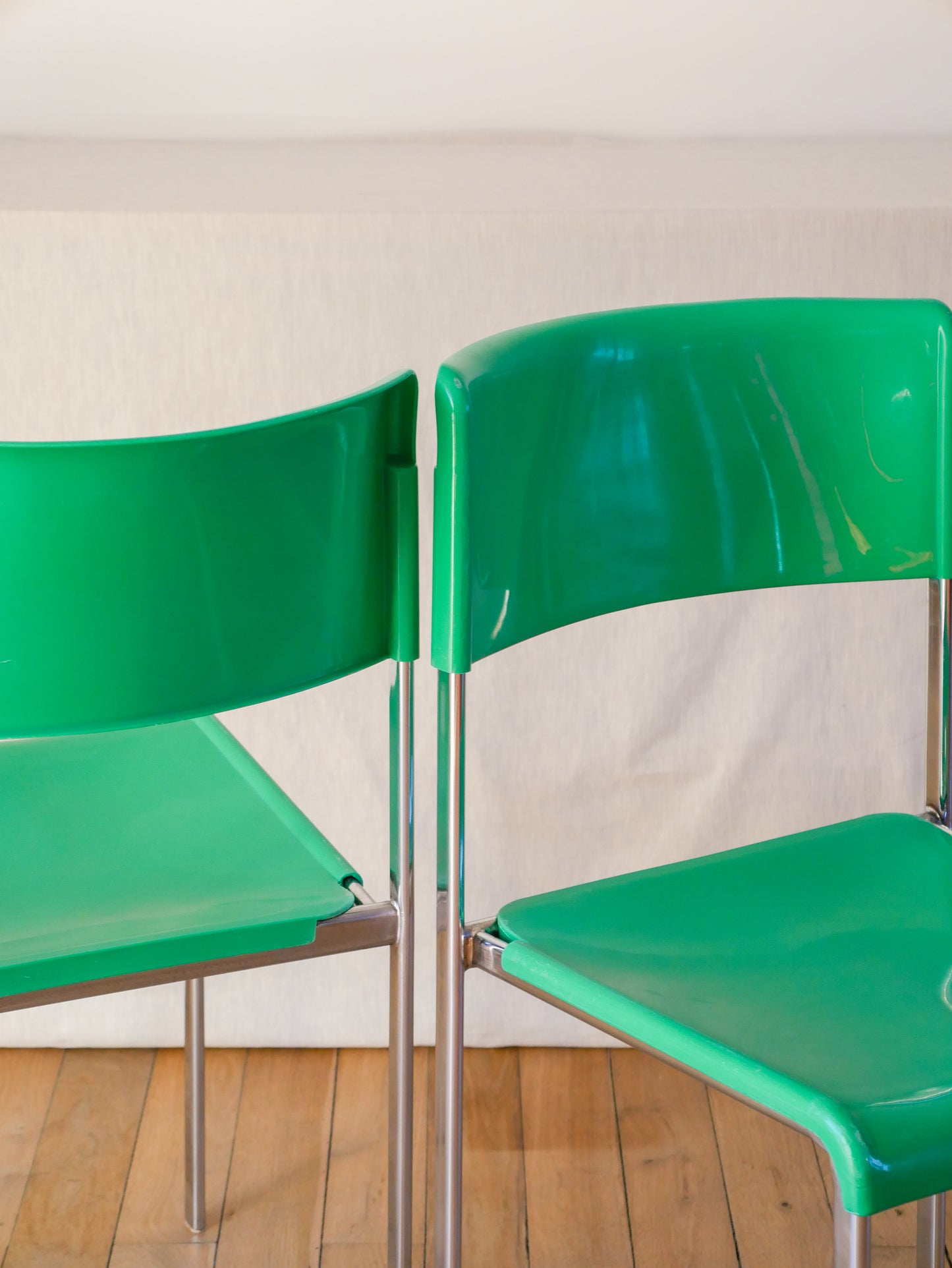 Paire de chaises plastique vert et pieds chromes mobilier international signé Lafargue 1970