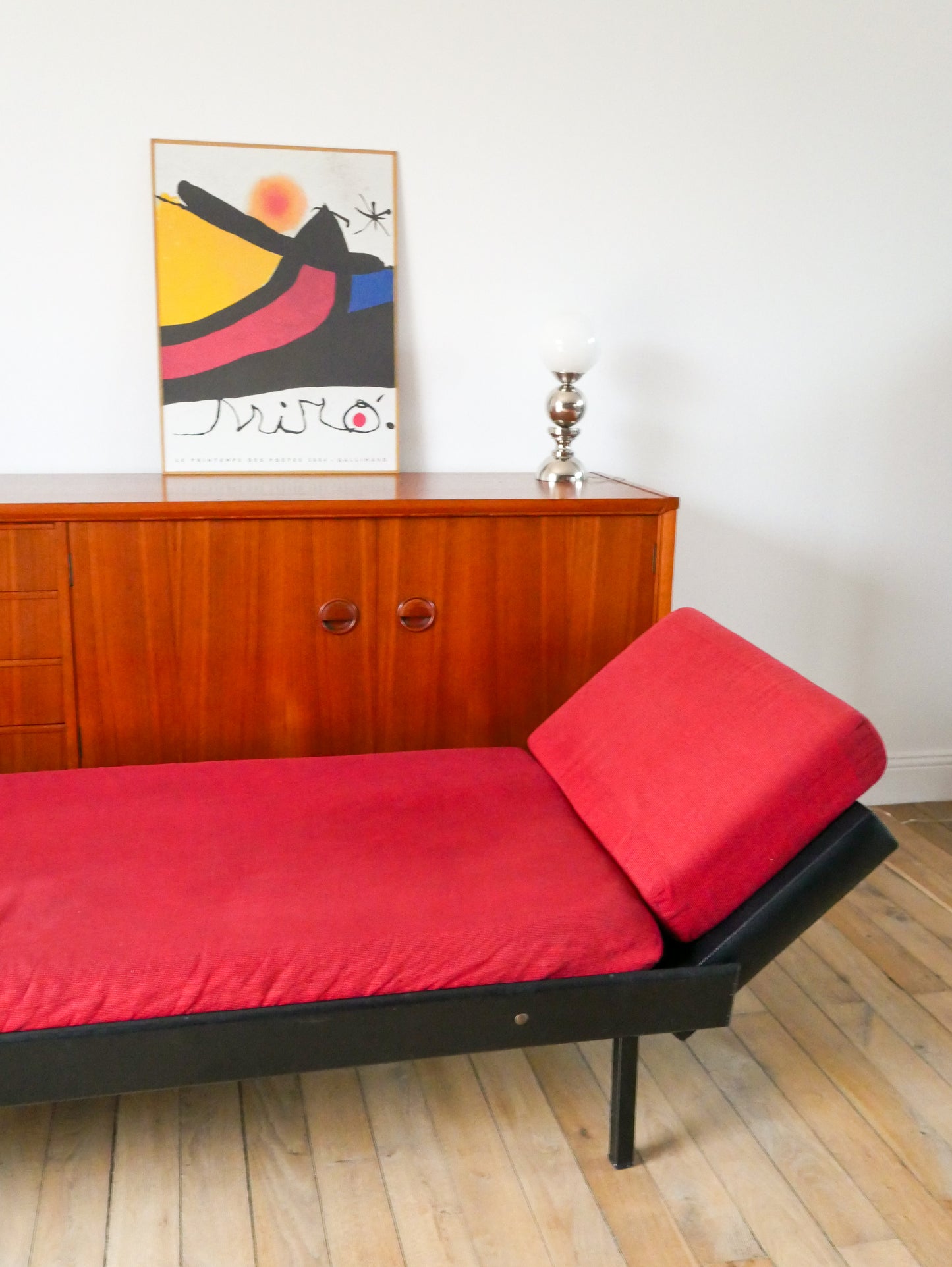 Canapé Day Bed en skaï, tissus rouge chiné et métal noir 1950