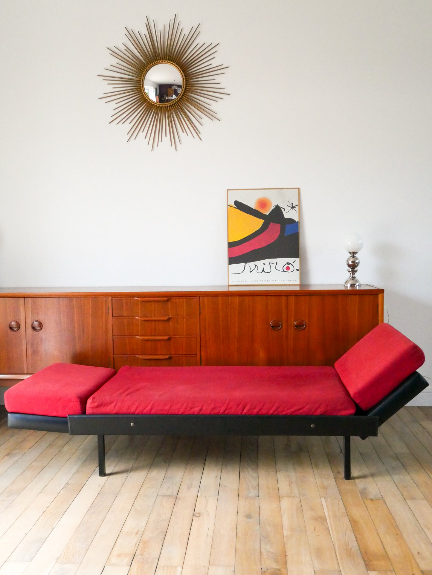 Canapé Day Bed en skaï, tissus rouge chiné et métal noir 1950