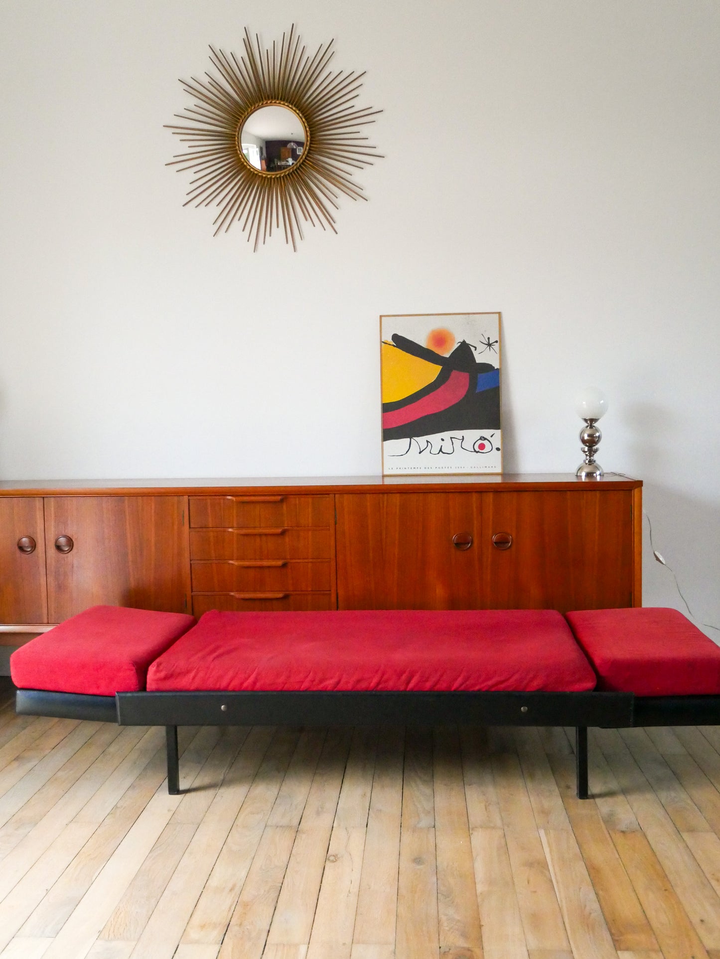 Canapé Day Bed en skaï, tissus rouge chiné et métal noir 1950