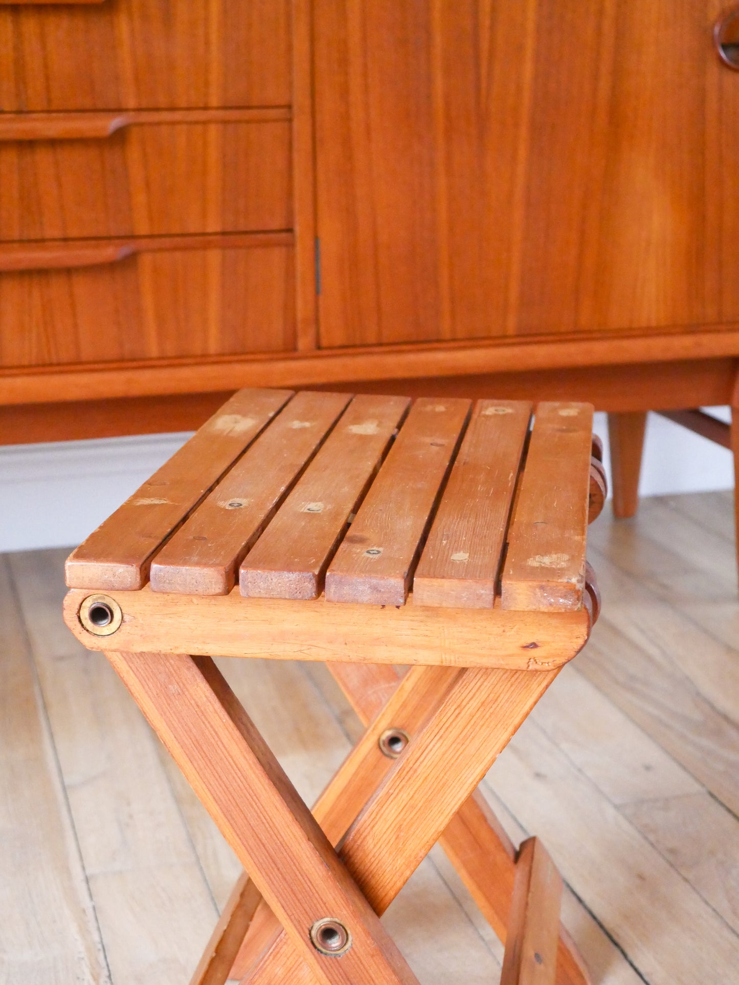 Petit tabouret en bois pliant, 1970