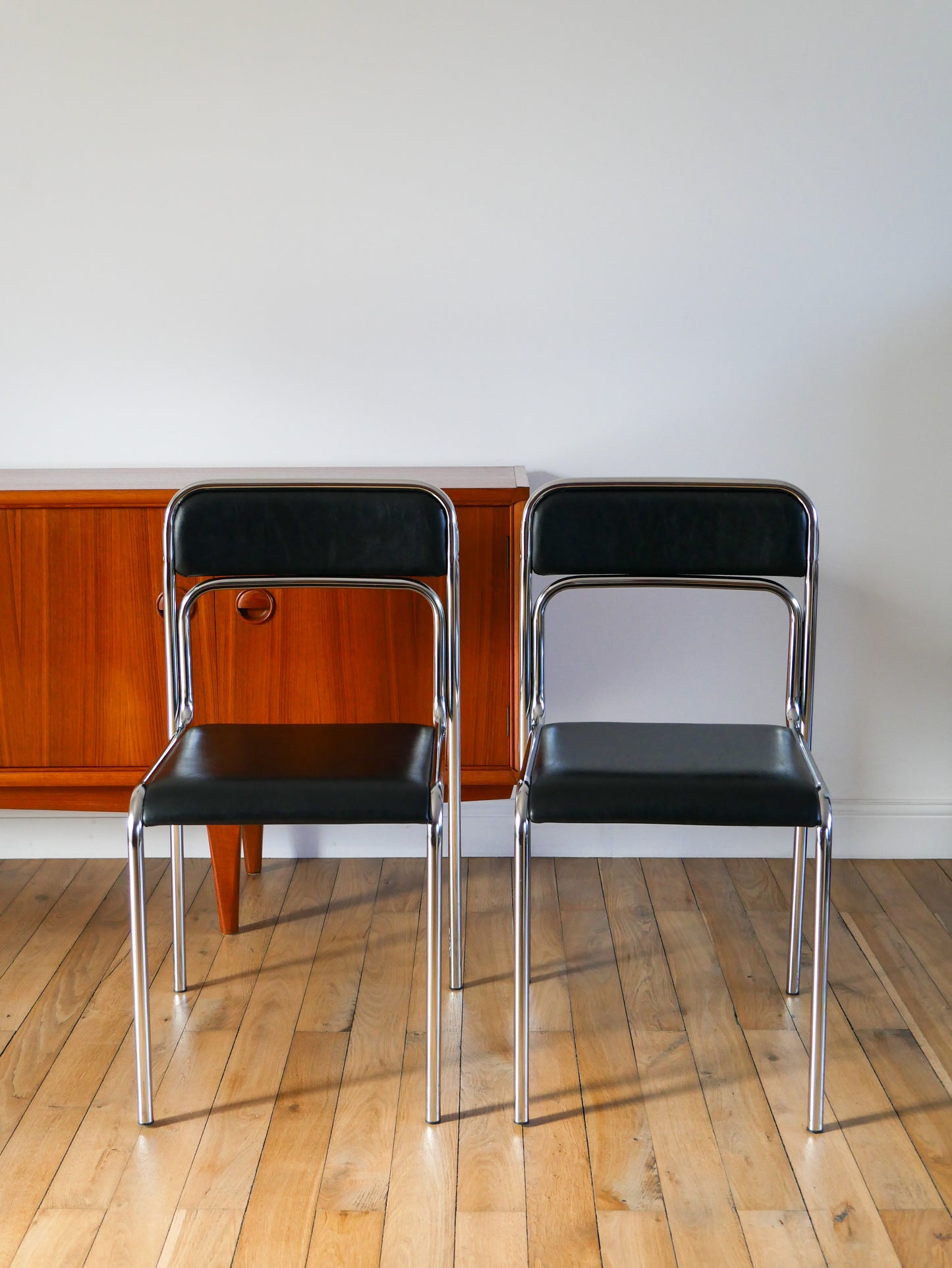 Paire de chaises en chrome et skaï noir, design, 1970