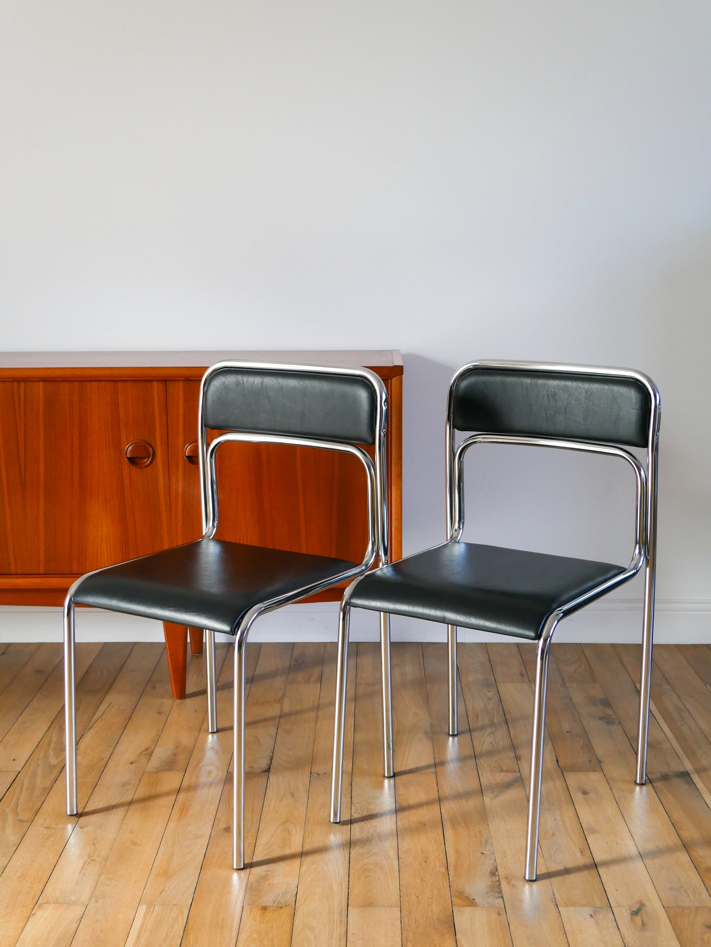 Paire de chaises en chrome et skaï noir, design, 1970