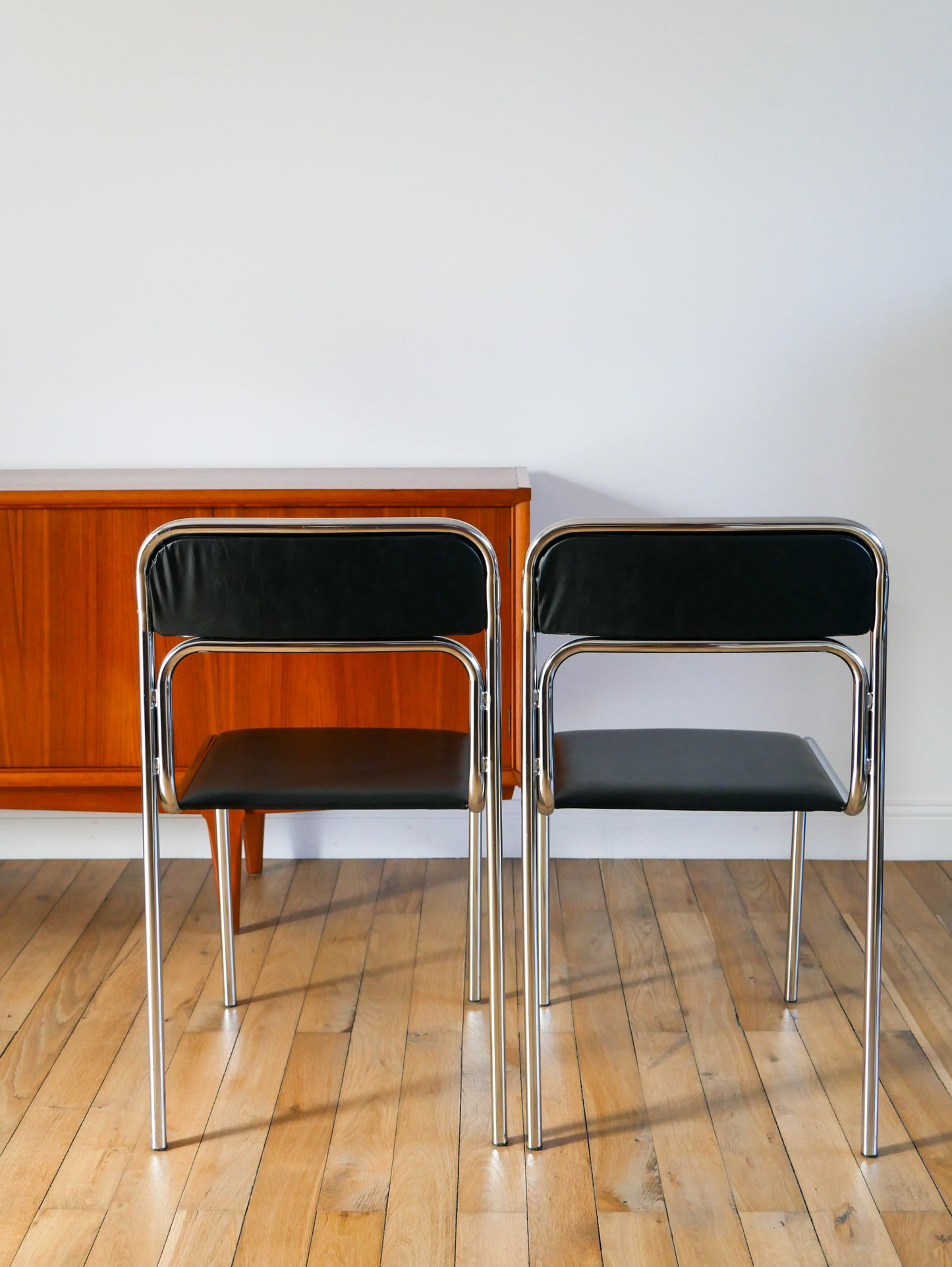 Paire de chaises en chrome et skaï noir, design, 1970