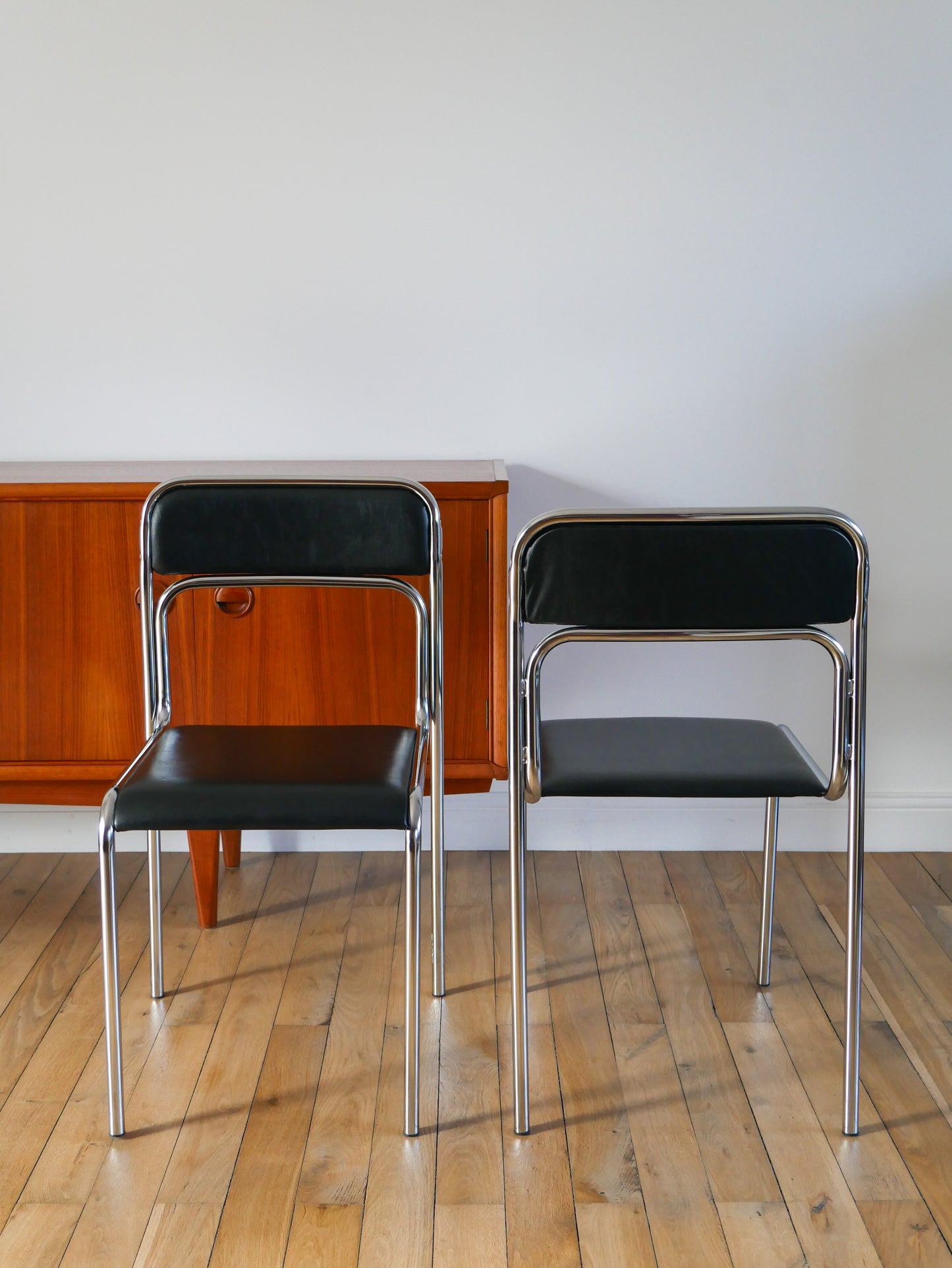 Paire de chaises en chrome et skaï noir, design, 1970