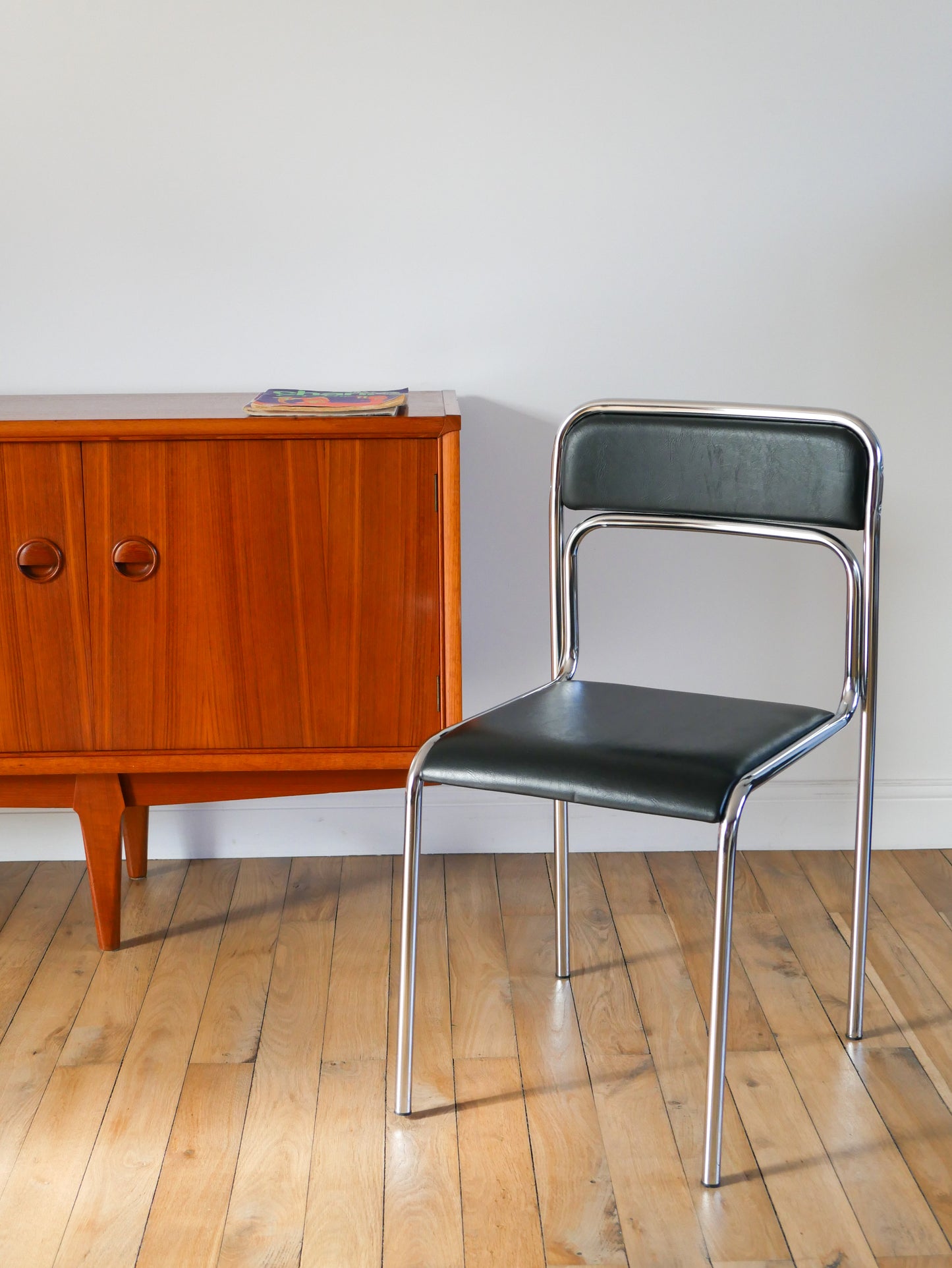 Paire de chaises en chrome et skaï noir, design, 1970