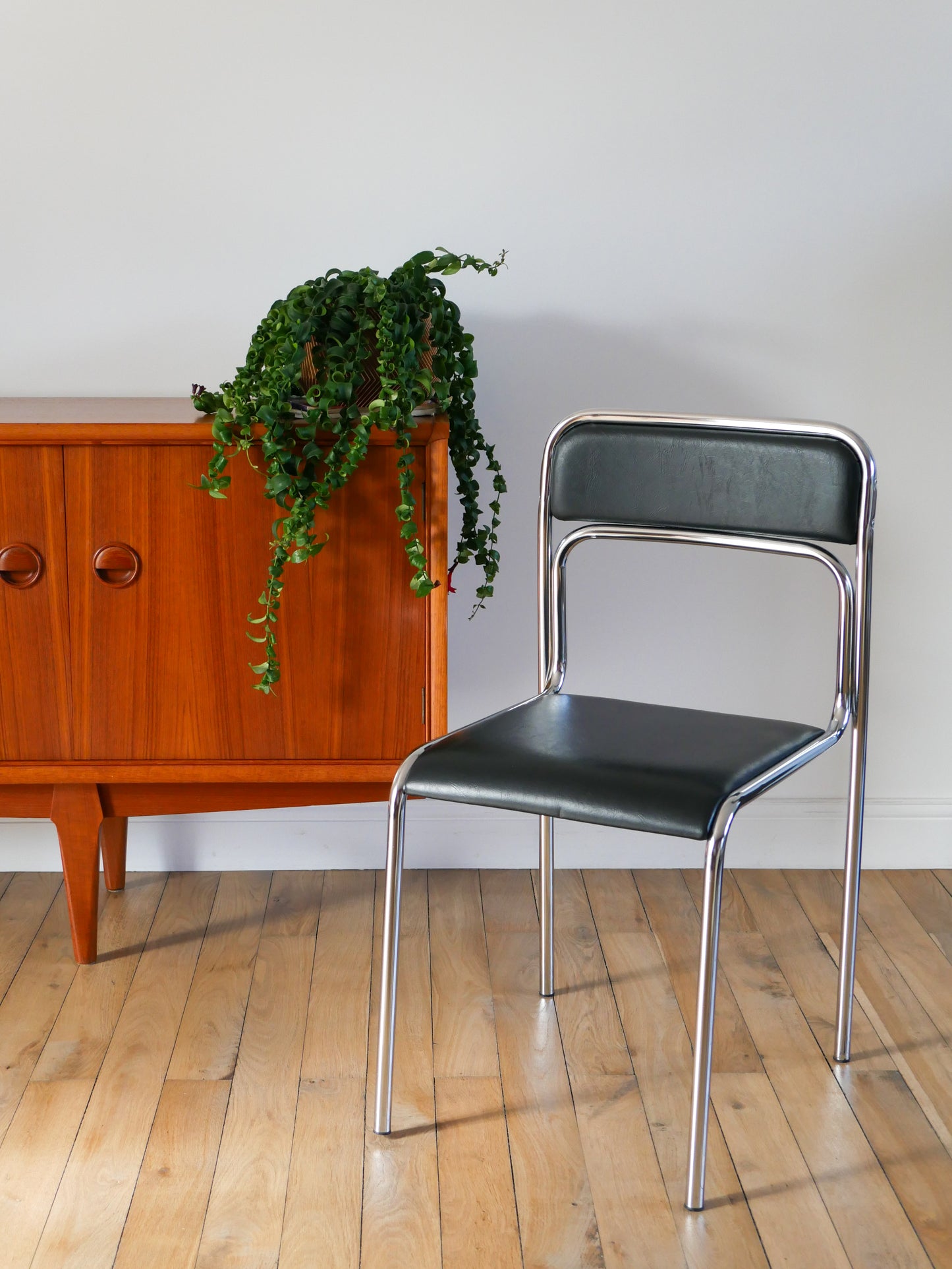 Paire de chaises en chrome et skaï noir, design, 1970