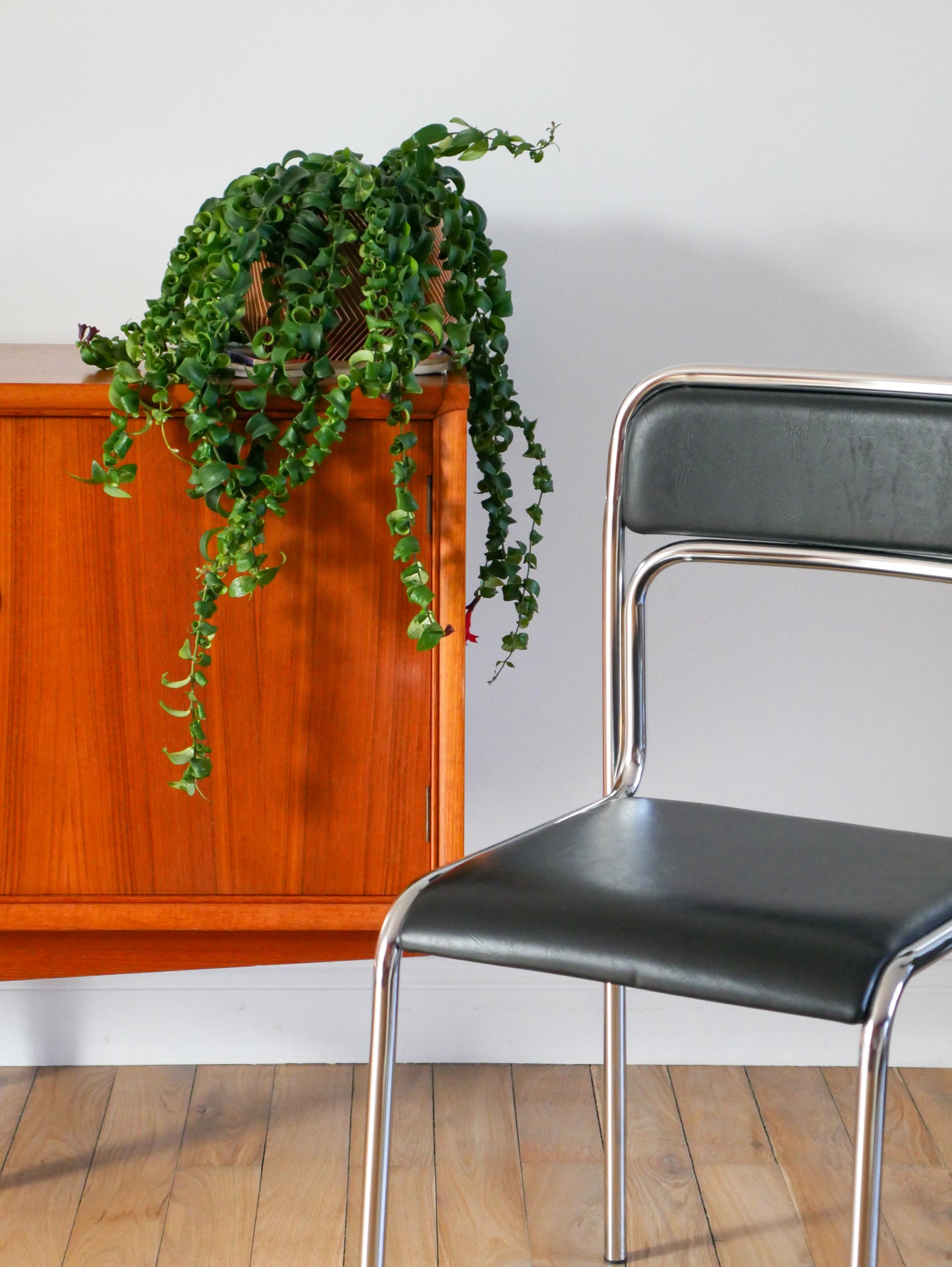 Paire de chaises en chrome et skaï noir, design, 1970