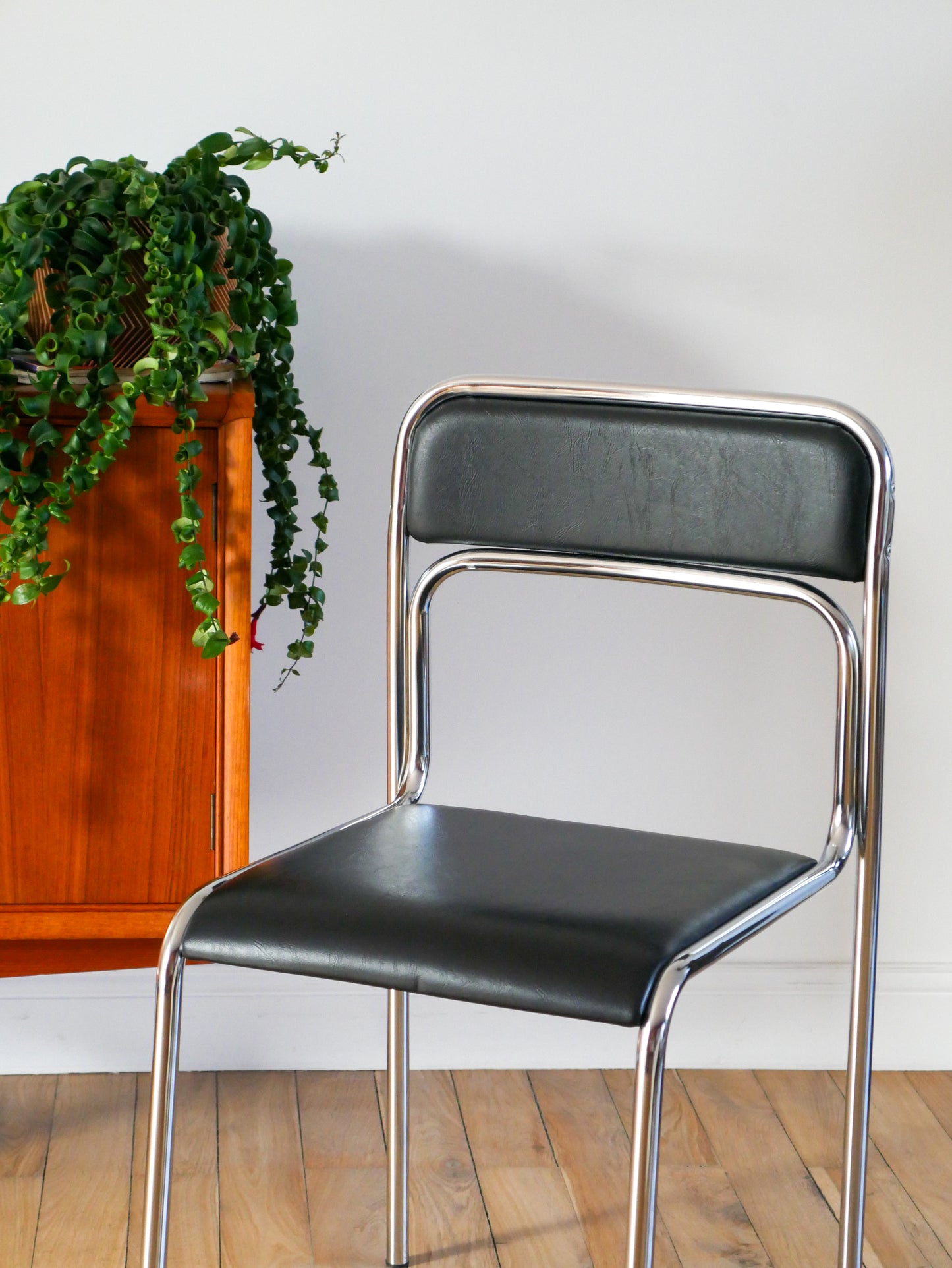 Paire de chaises en chrome et skaï noir, design, 1970