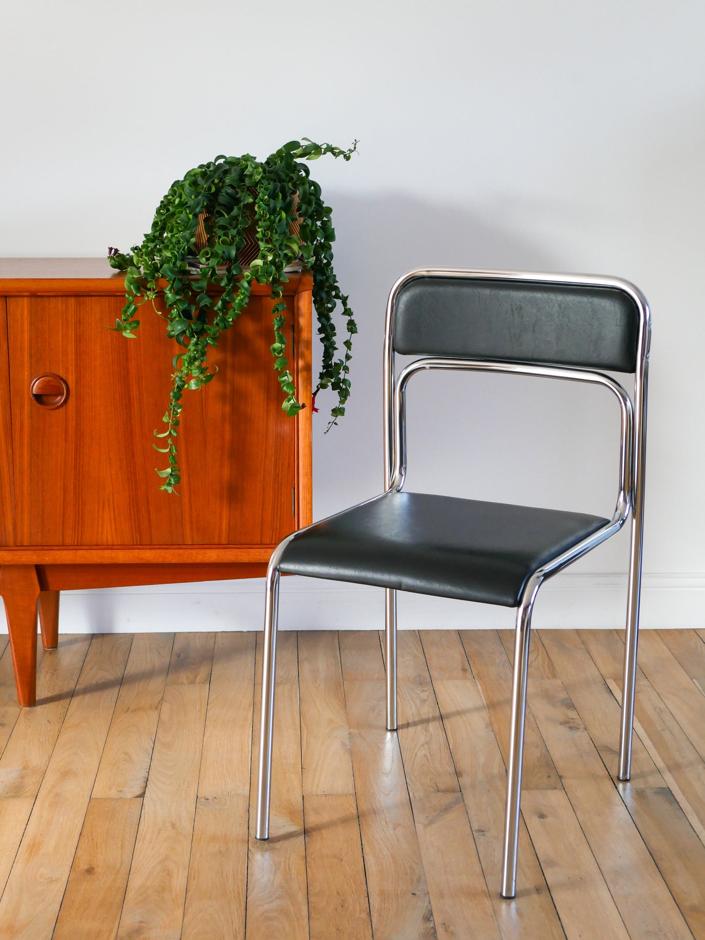 Paire de chaises en chrome et skaï noir, design, 1970