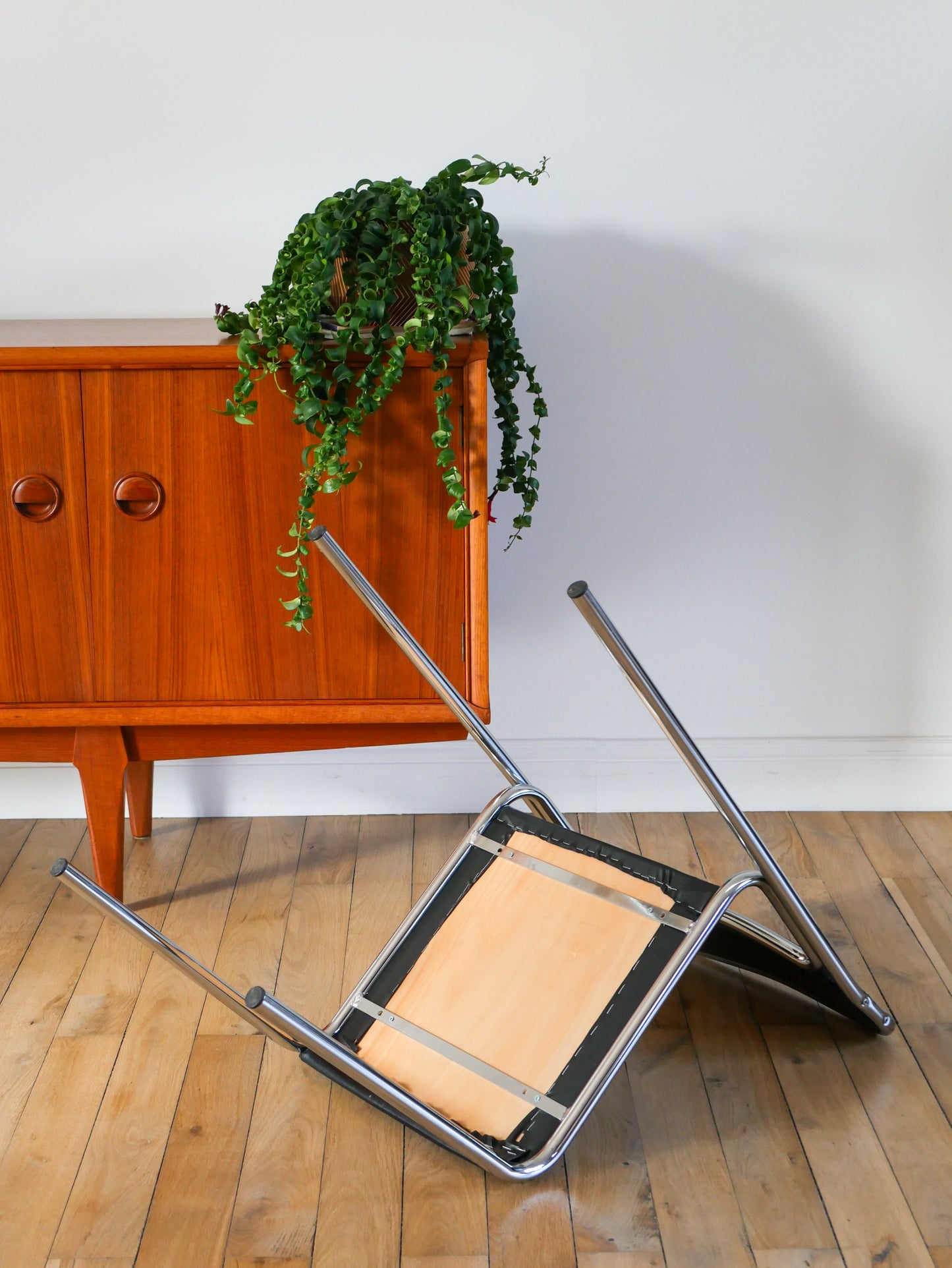 Paire de chaises en chrome et skaï noir, design, 1970