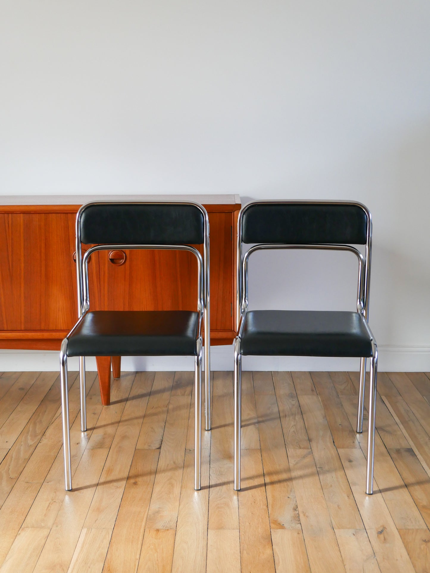 Paire de chaises en chrome et skaï noir, design, 1970