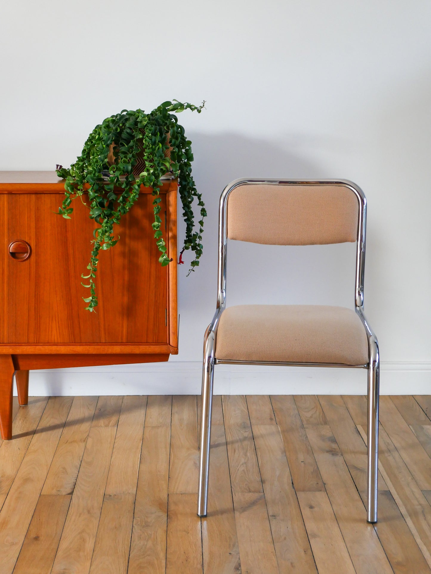 Paire de chaises en chrome et tissu beige, design, 1970