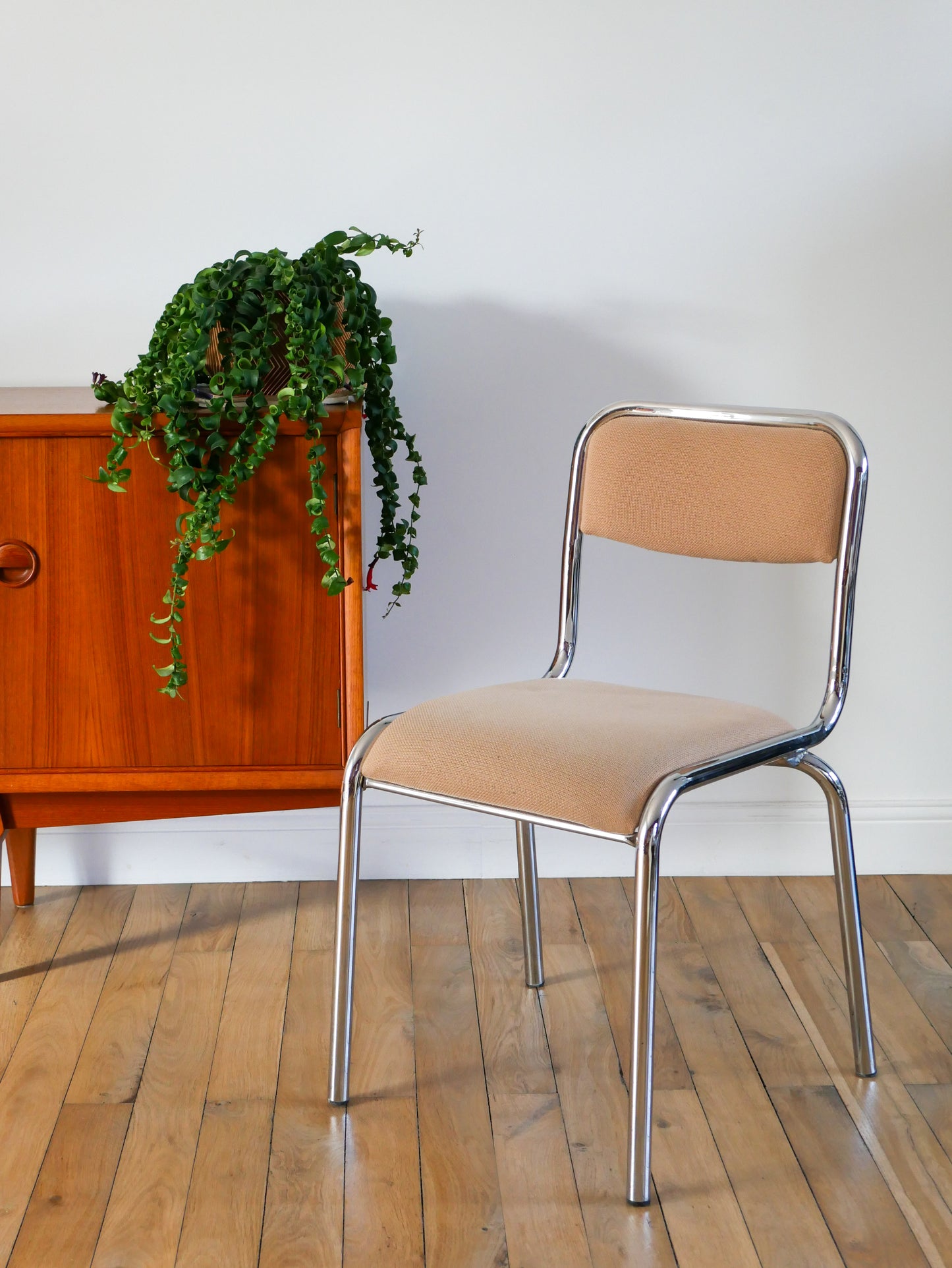 Paire de chaises en chrome et tissu beige, design, 1970