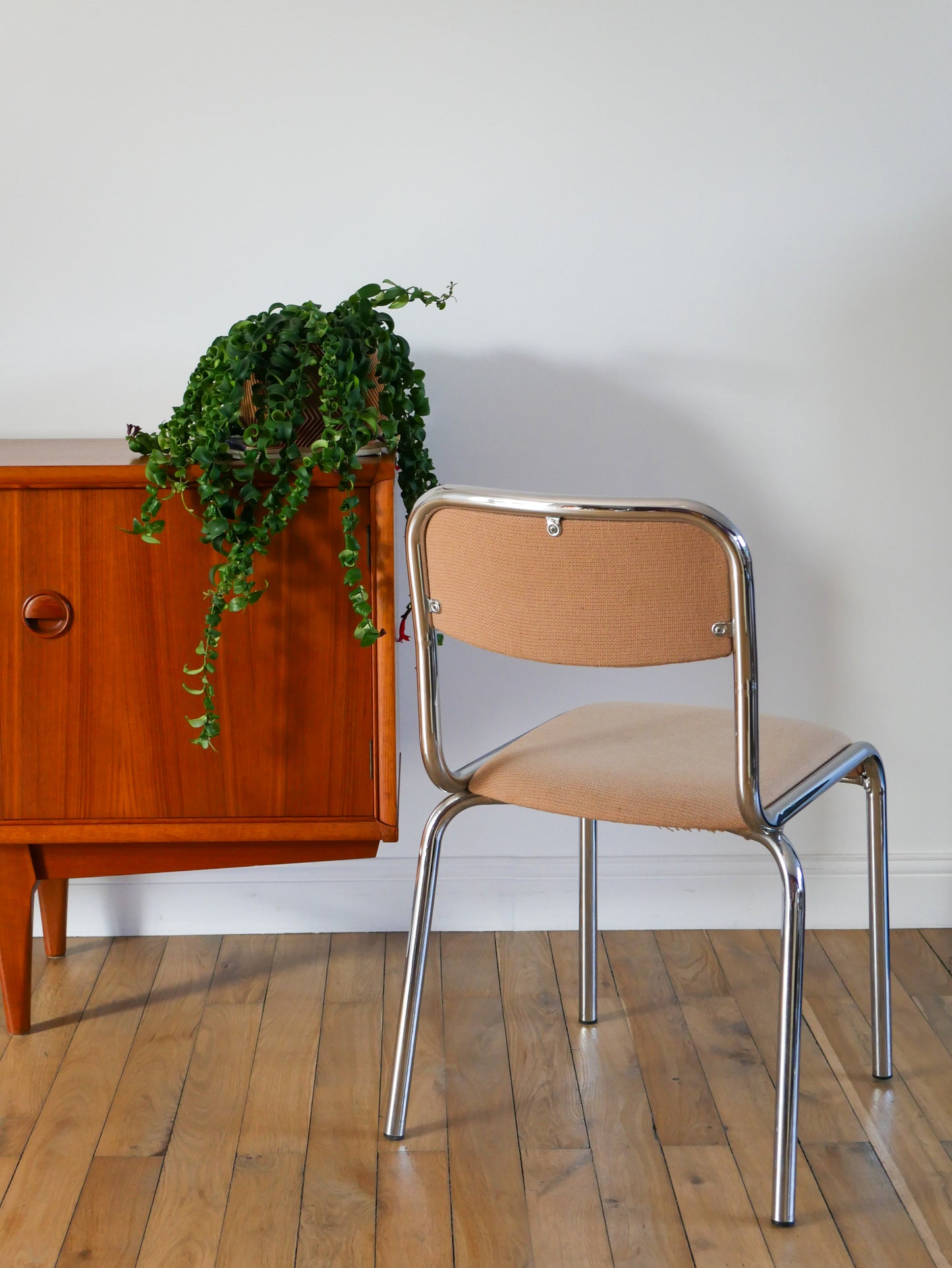 Paire de chaises en chrome et tissu beige, design, 1970