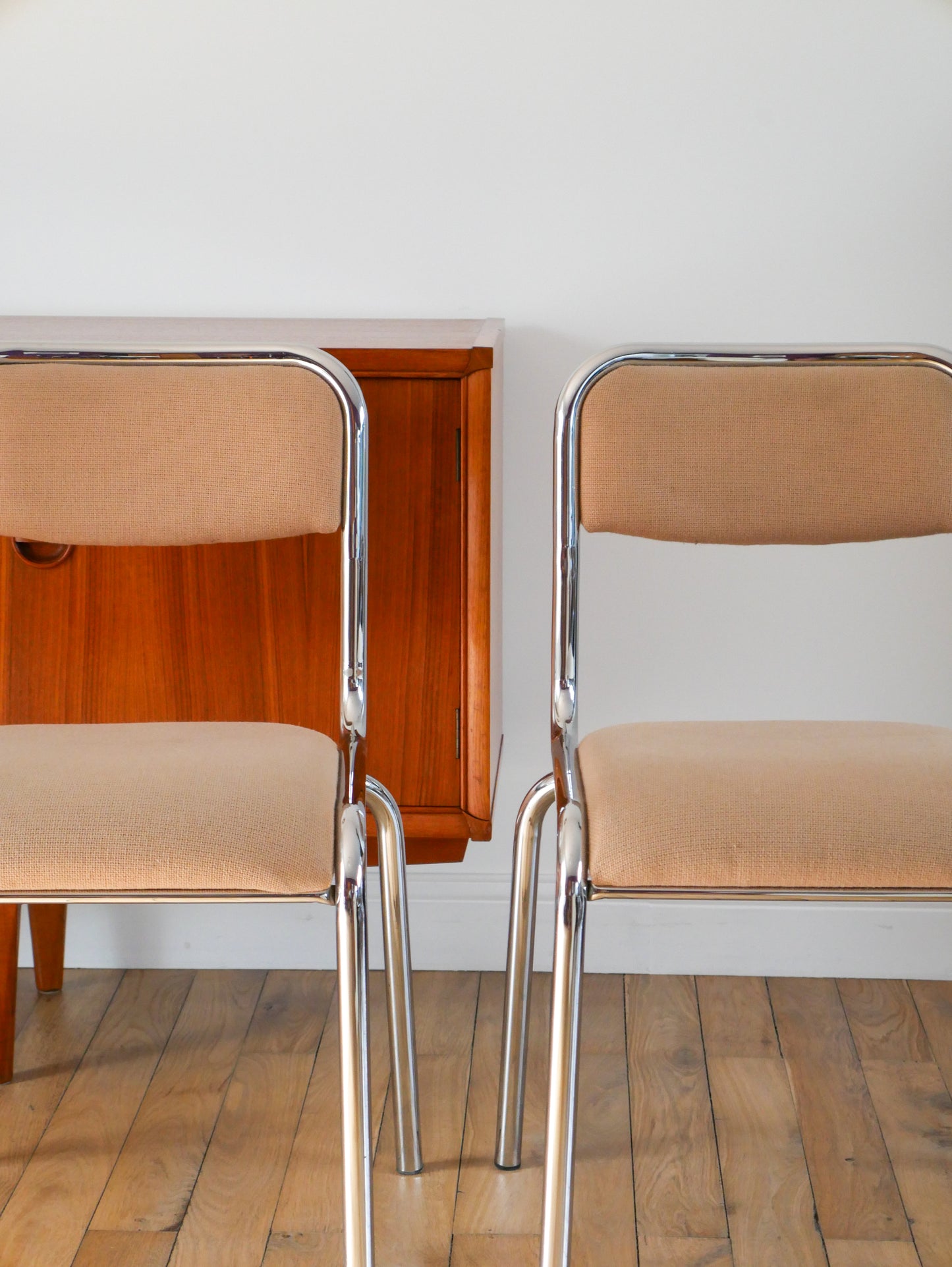 Paire de chaises en chrome et tissu beige, design, 1970