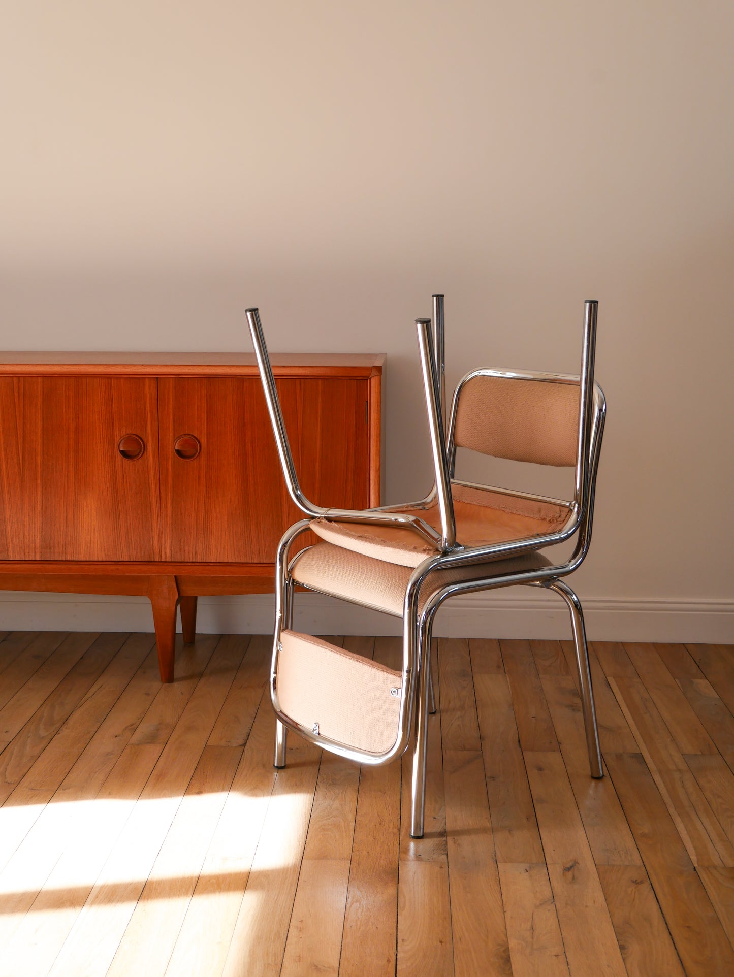 Paire de chaises en chrome et tissu beige, design, 1970