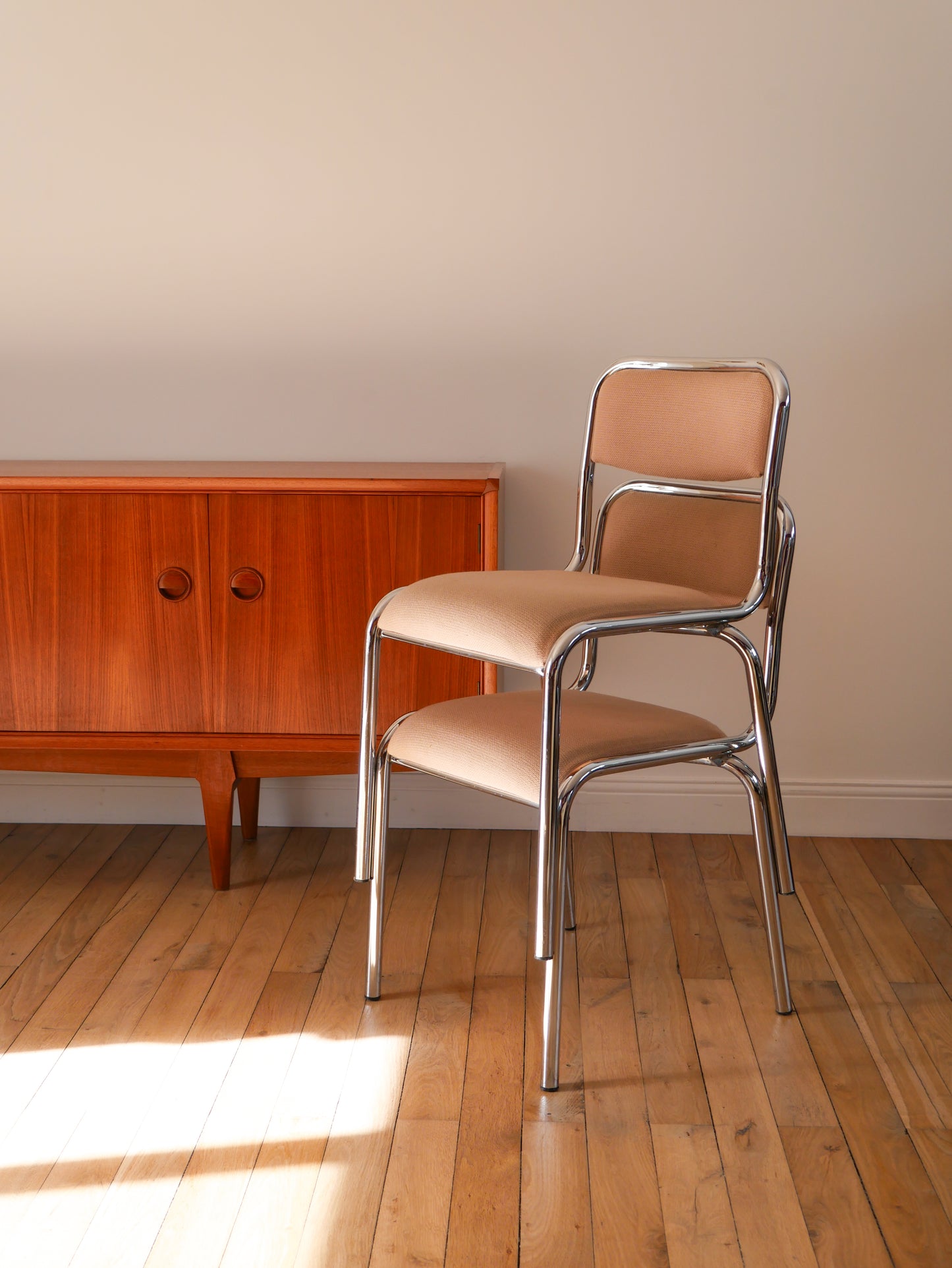 Paire de chaises en chrome et tissu beige, design, 1970