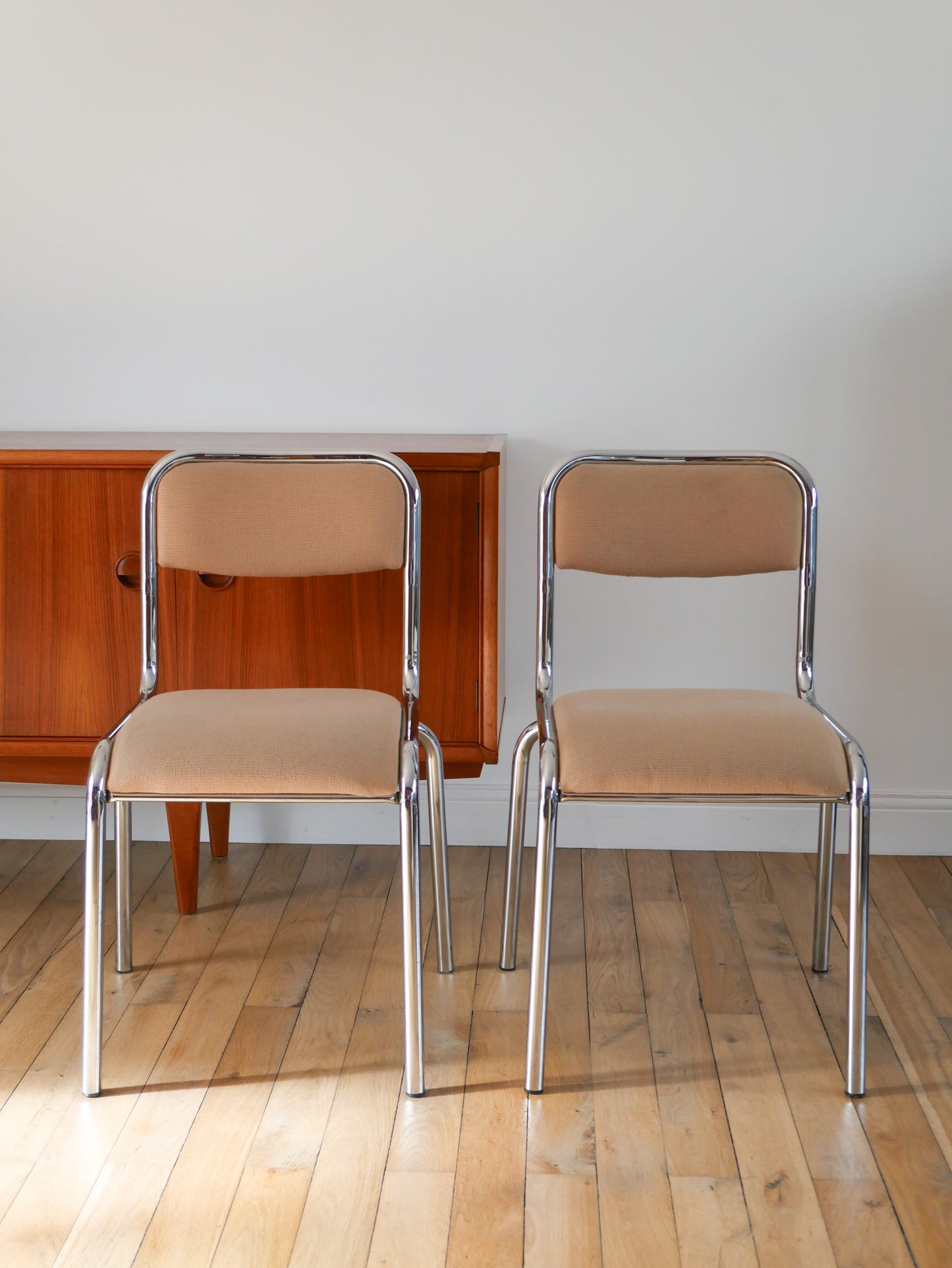 Paire de chaises en chrome et tissu beige, design, 1970