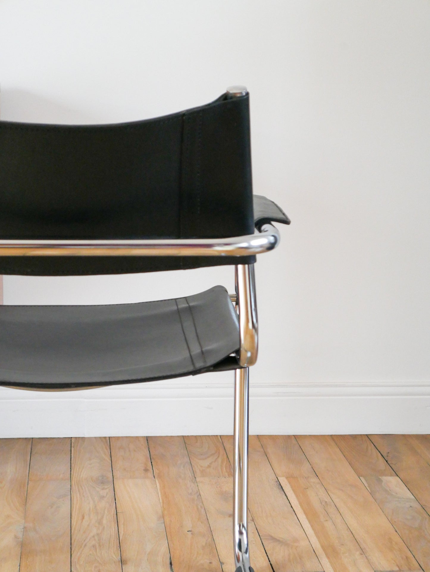 Fauteuil tubulaire en croute de cuir et chrome Cantilever dans le goût de Mart Stam & Marcel Breuer S34, Design Bauhaus,1970