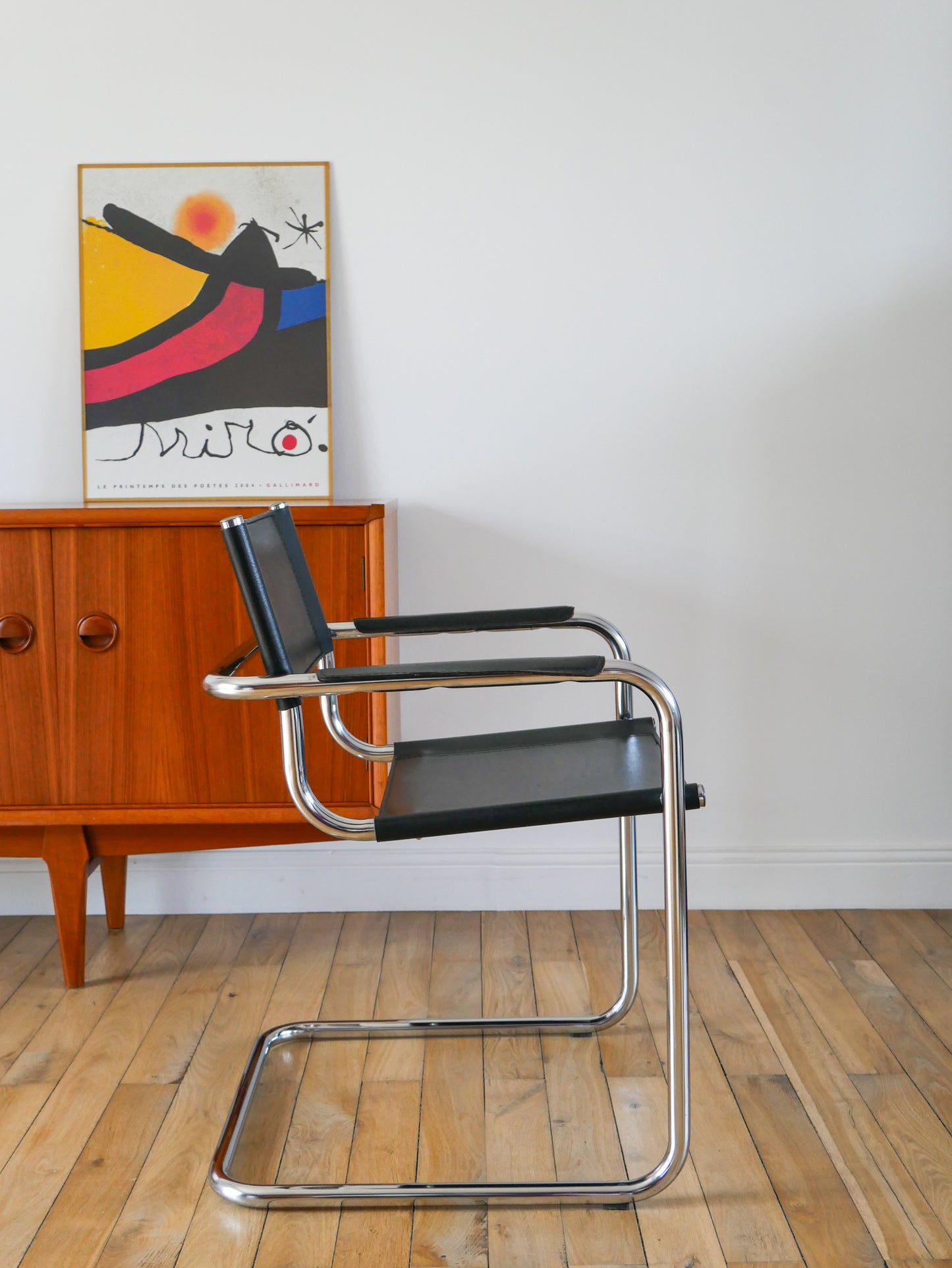 Fauteuil tubulaire en croute de cuir et chrome Cantilever dans le goût de Mart Stam & Marcel Breuer S34, Design Bauhaus,1970