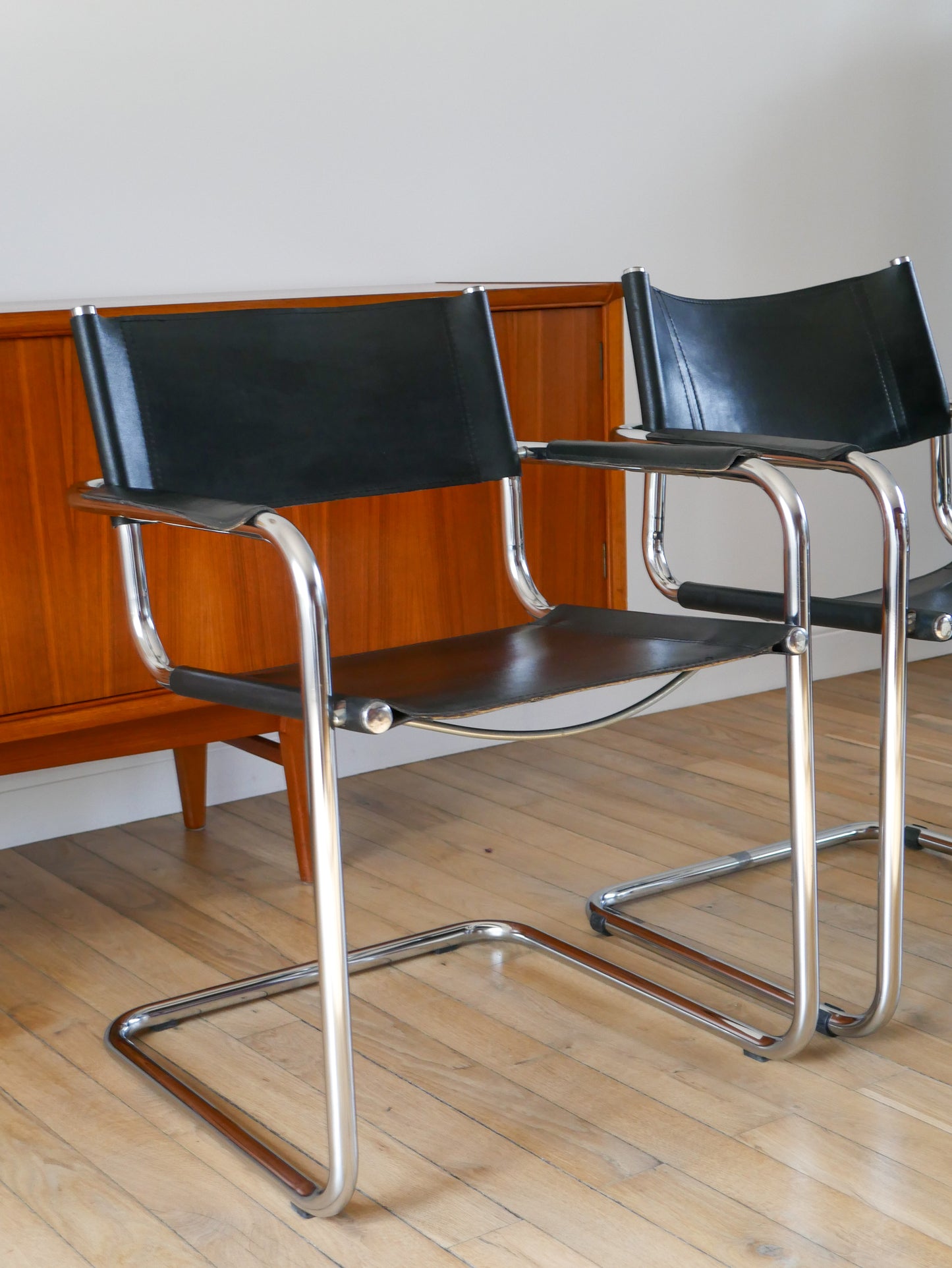 Fauteuil tubulaire en croute de cuir et chrome Cantilever dans le goût de Mart Stam & Marcel Breuer S34, Design Bauhaus,1970