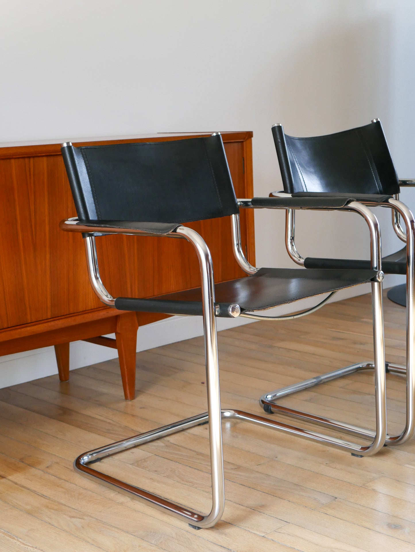 Fauteuil tubulaire en croute de cuir et chrome Cantilever dans le goût de Mart Stam & Marcel Breuer S34, Design Bauhaus,1970