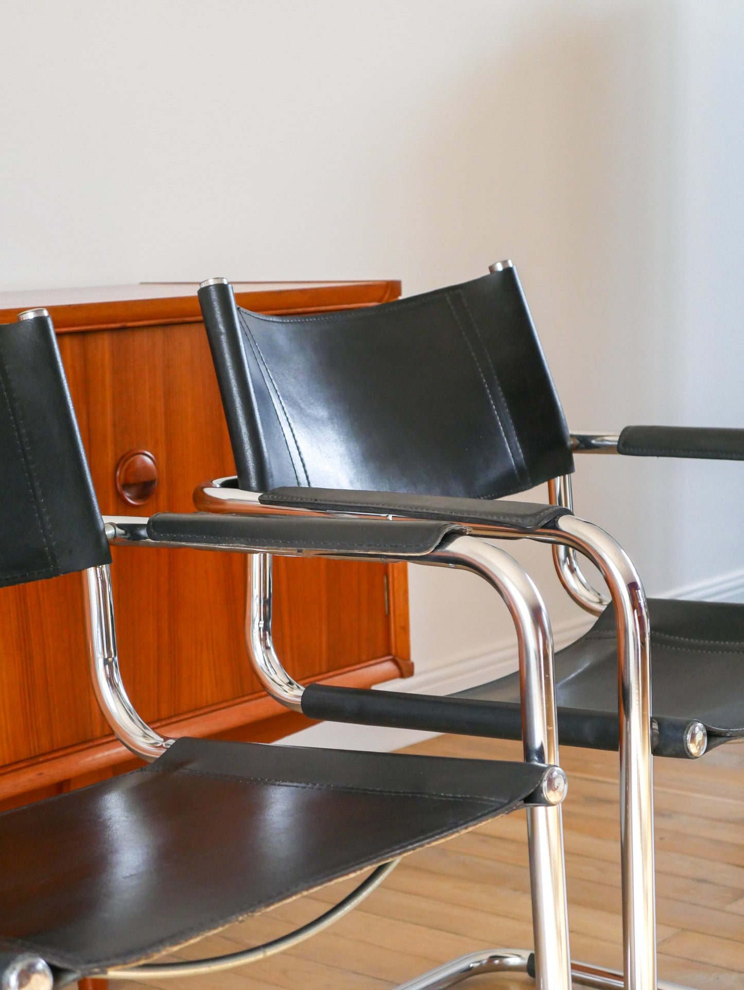 Fauteuil tubulaire en croute de cuir et chrome Cantilever dans le goût de Mart Stam & Marcel Breuer S34, Design Bauhaus,1970