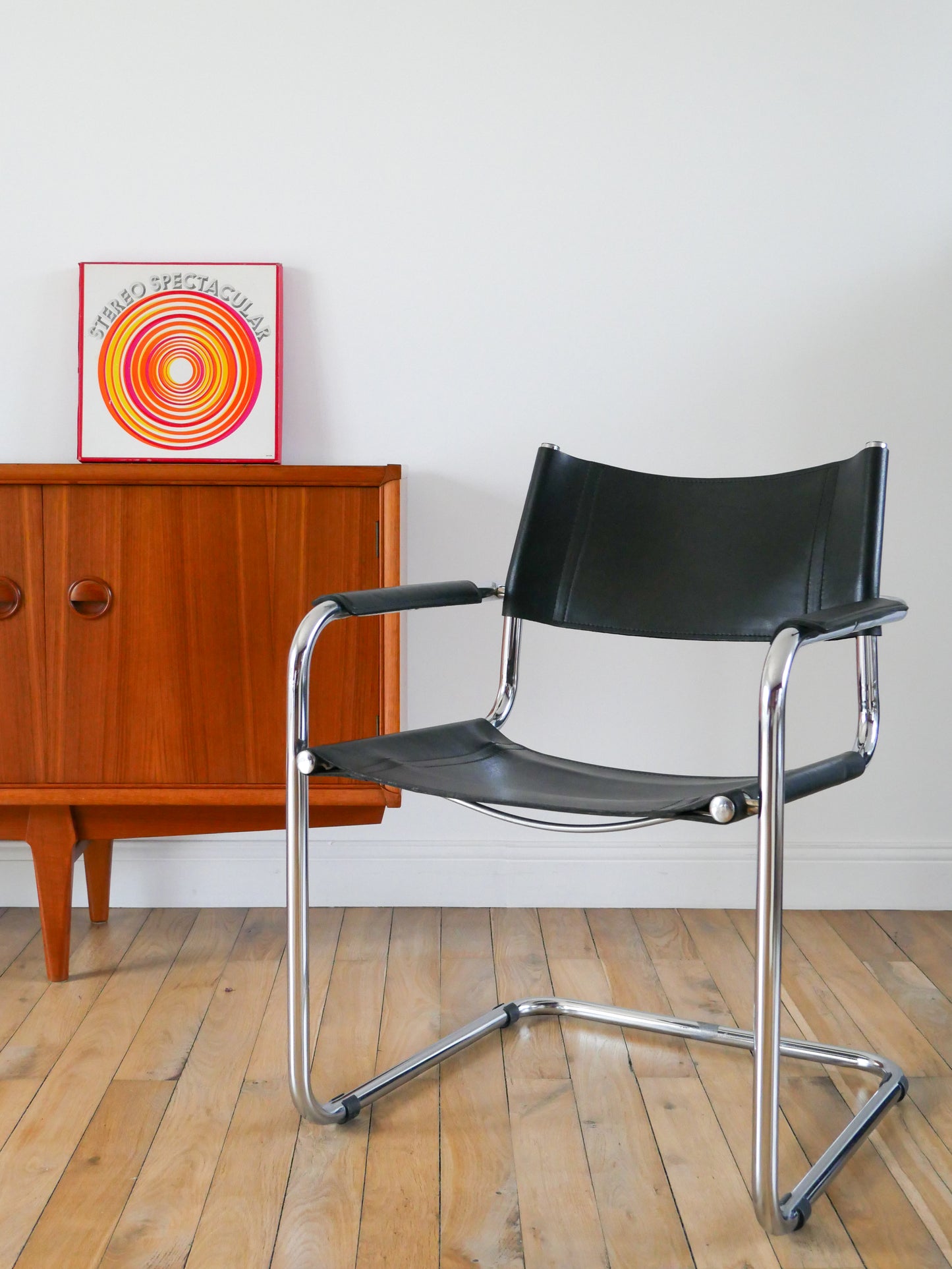 Fauteuil tubulaire en croute de cuir et chrome Cantilever dans le goût de Mart Stam & Marcel Breuer S34, Design Bauhaus,1970