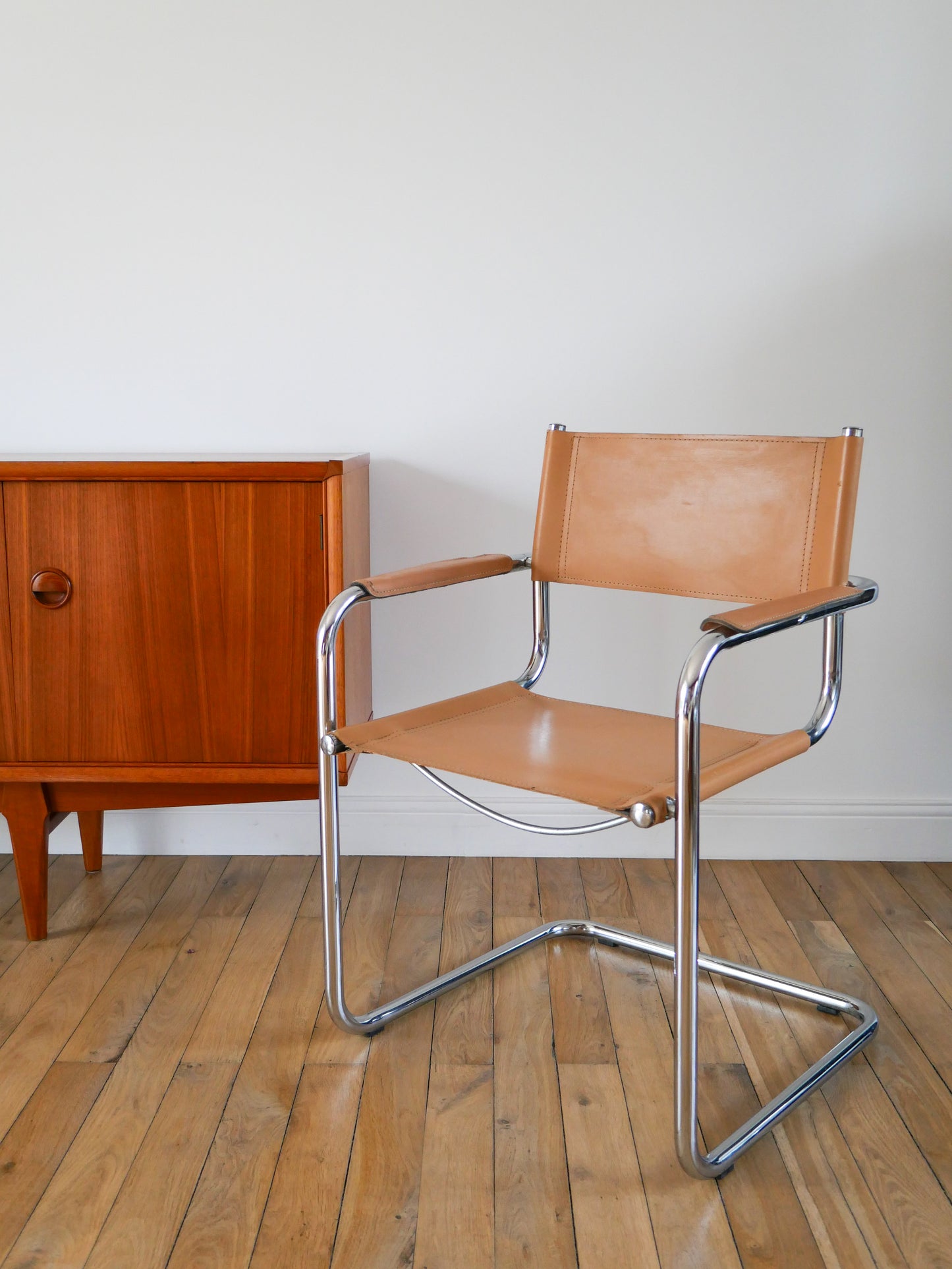 Fauteuil tubulaire en croute de cuir Cantilever beige et chrome dans le goût de Mart Stam & Marcel Breuer s34, 1970