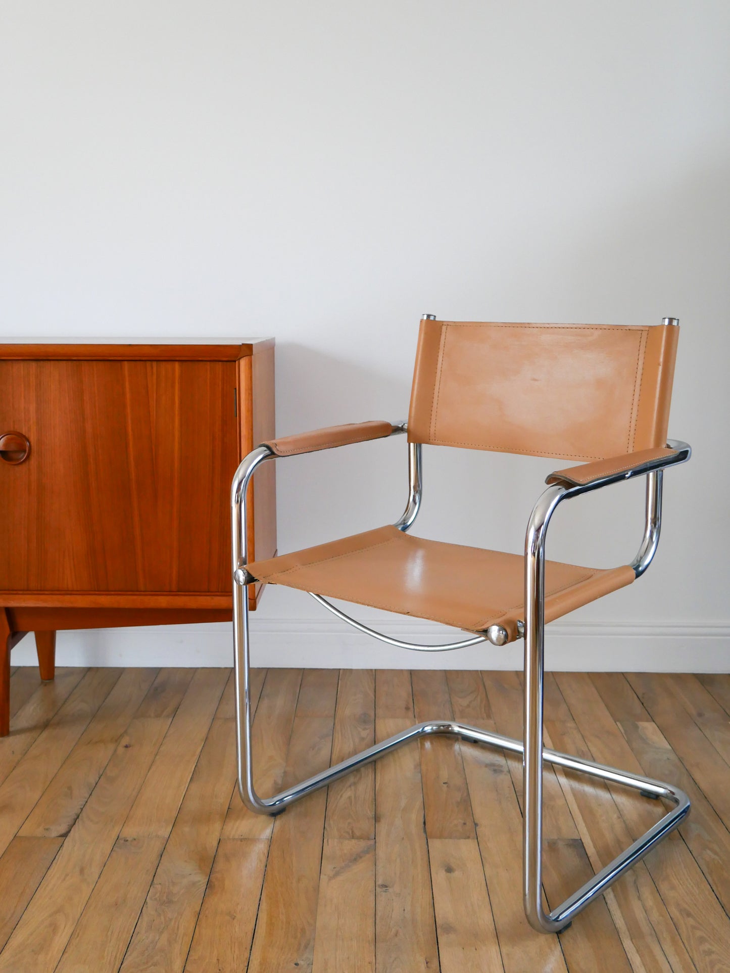 Fauteuil tubulaire en croute de cuir Cantilever beige et chrome dans le goût de Mart Stam & Marcel Breuer s34, 1970